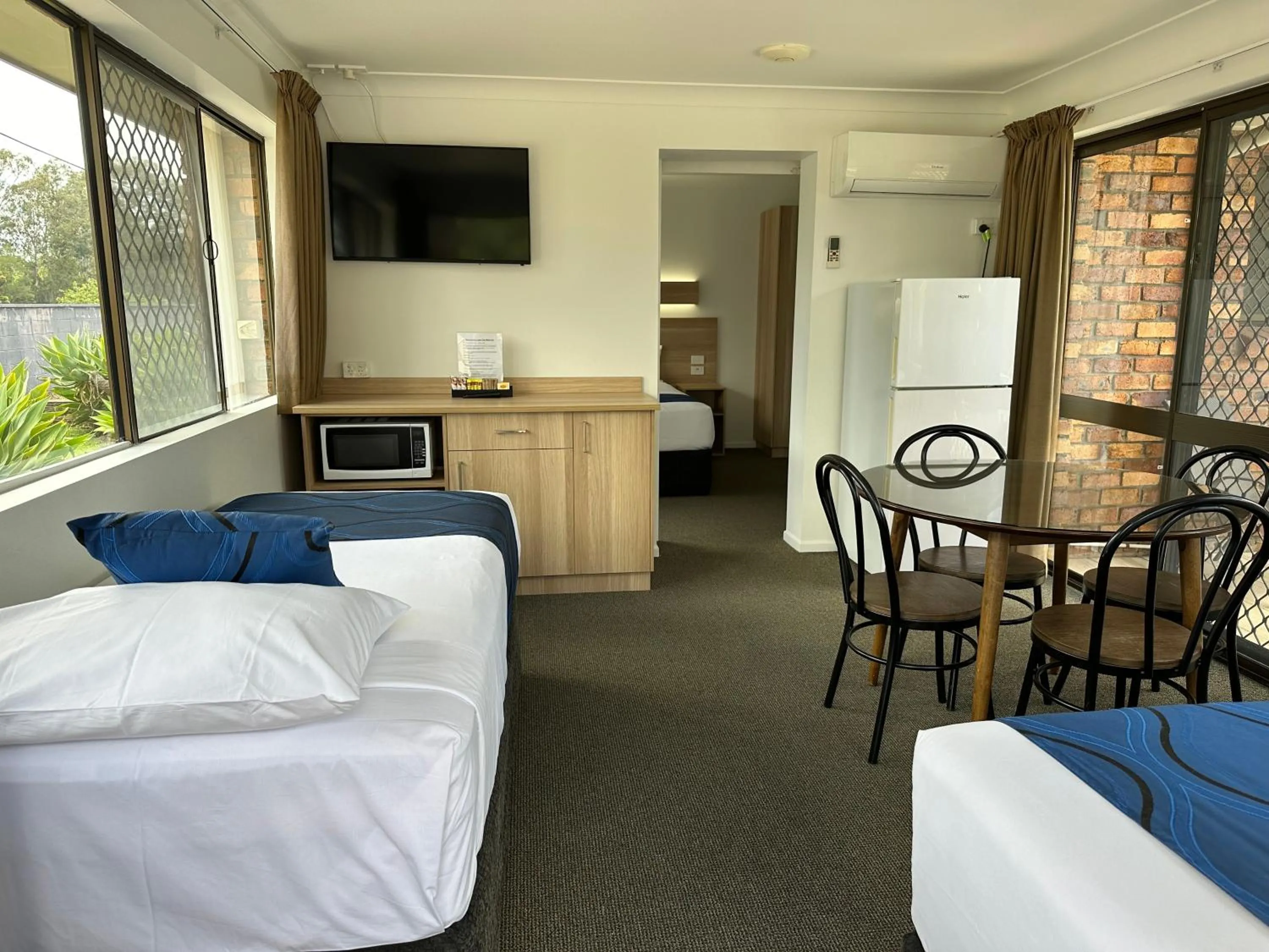 Kitchen or kitchenette, Bed in Logan City Motor Inn
