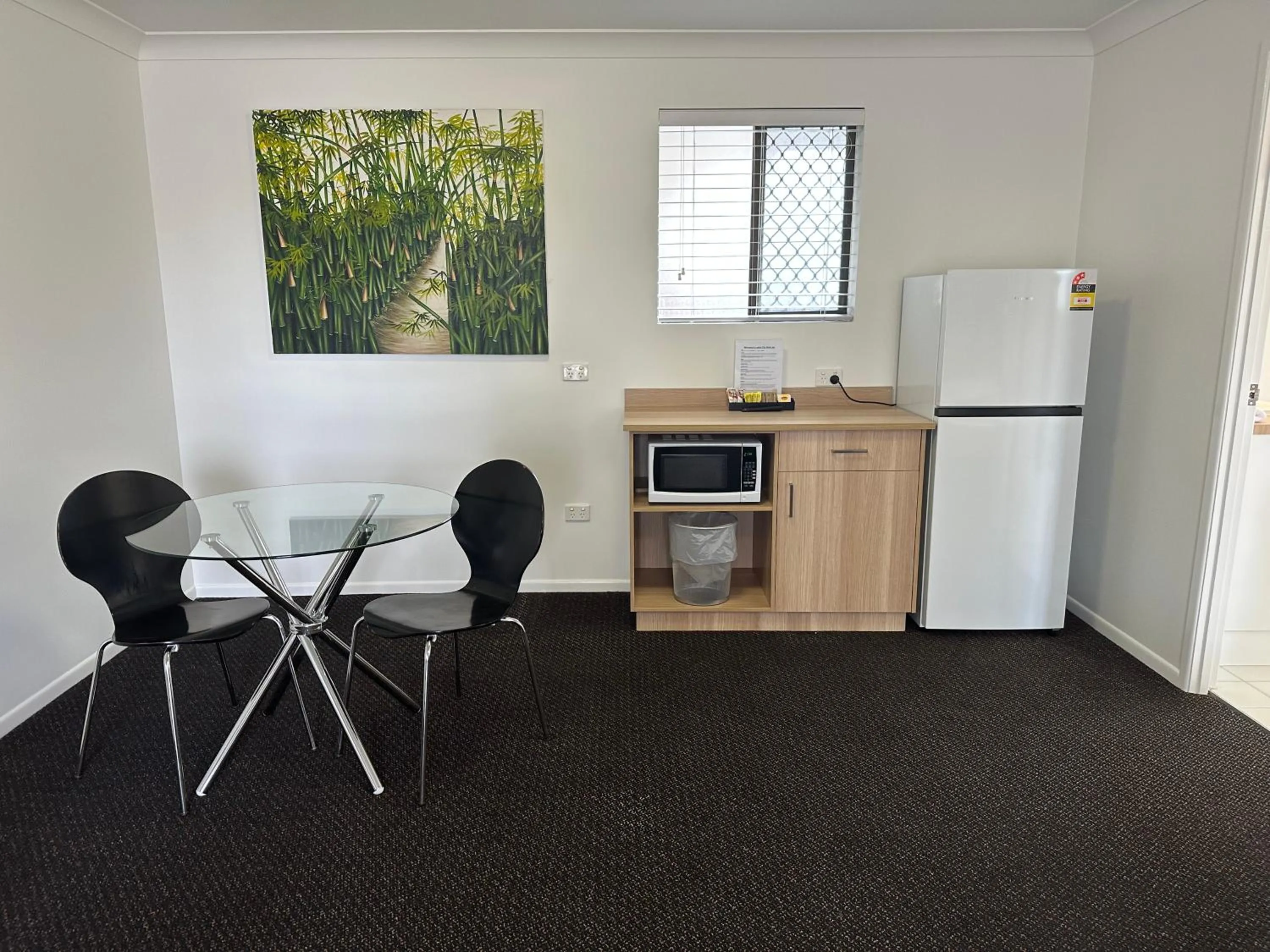 Kitchen or kitchenette in Logan City Motor Inn