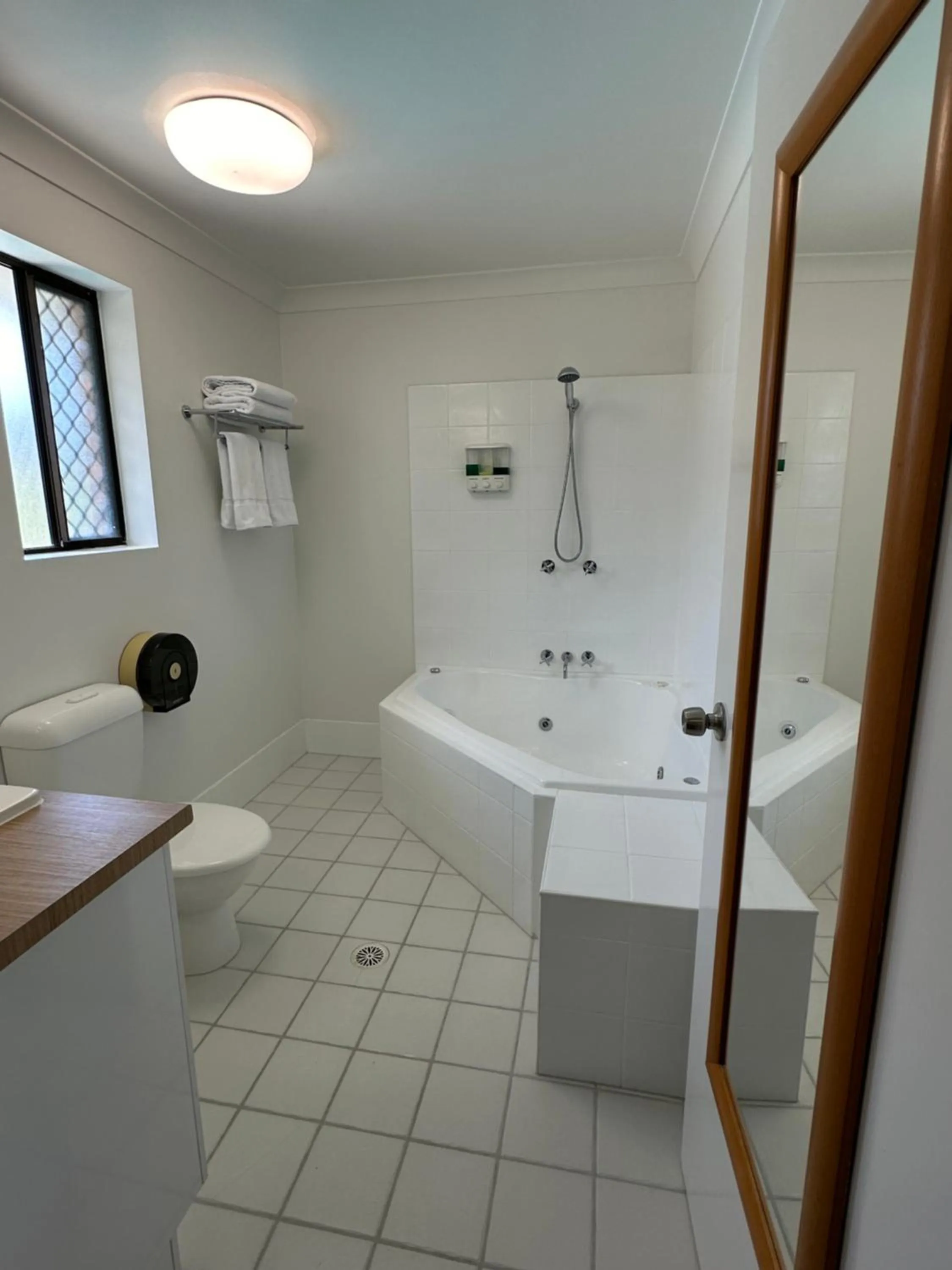 Photo of the whole room in Logan City Motor Inn