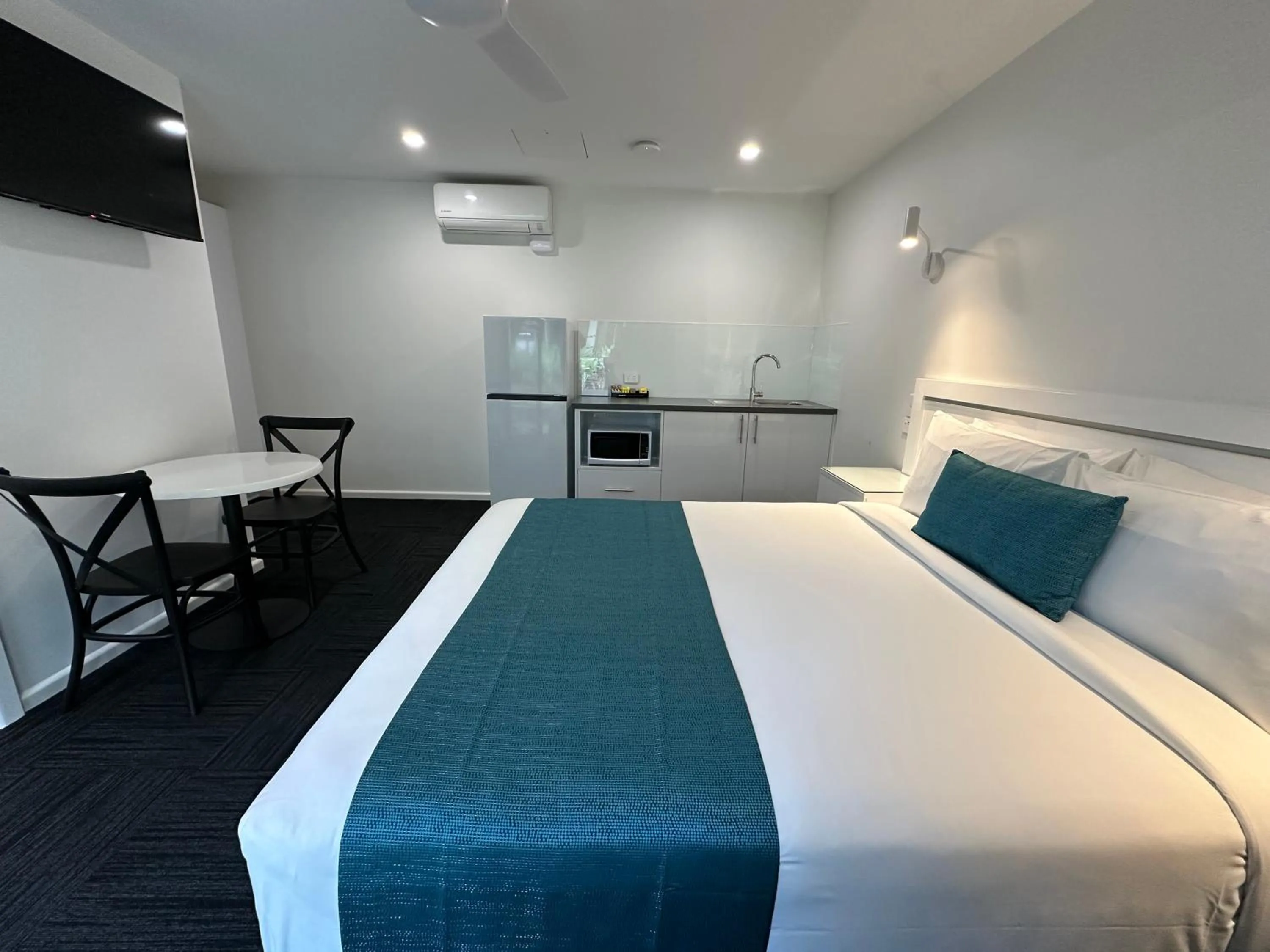 Photo of the whole room, Bed in Logan City Motor Inn