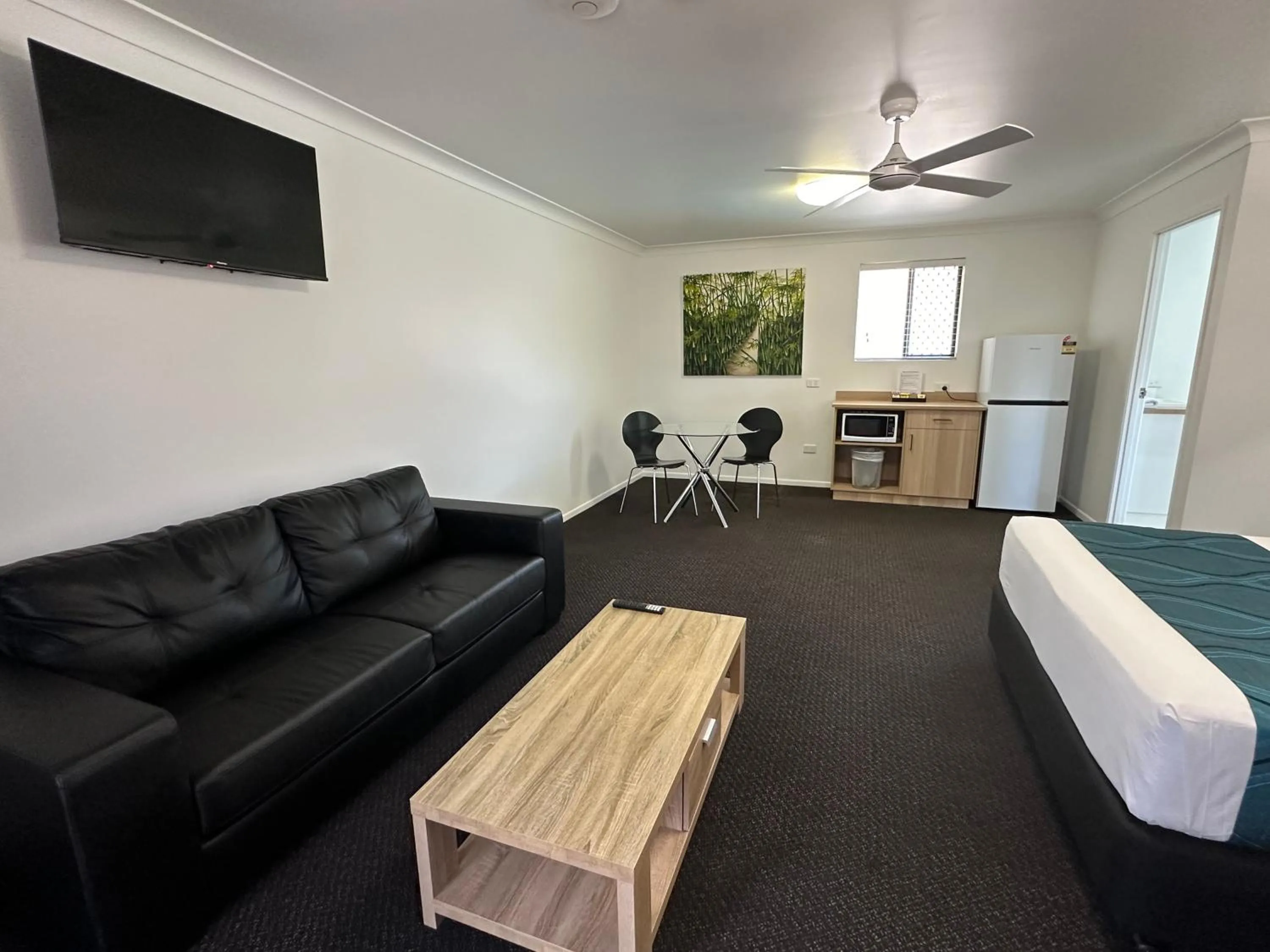 Kitchen or kitchenette in Logan City Motor Inn