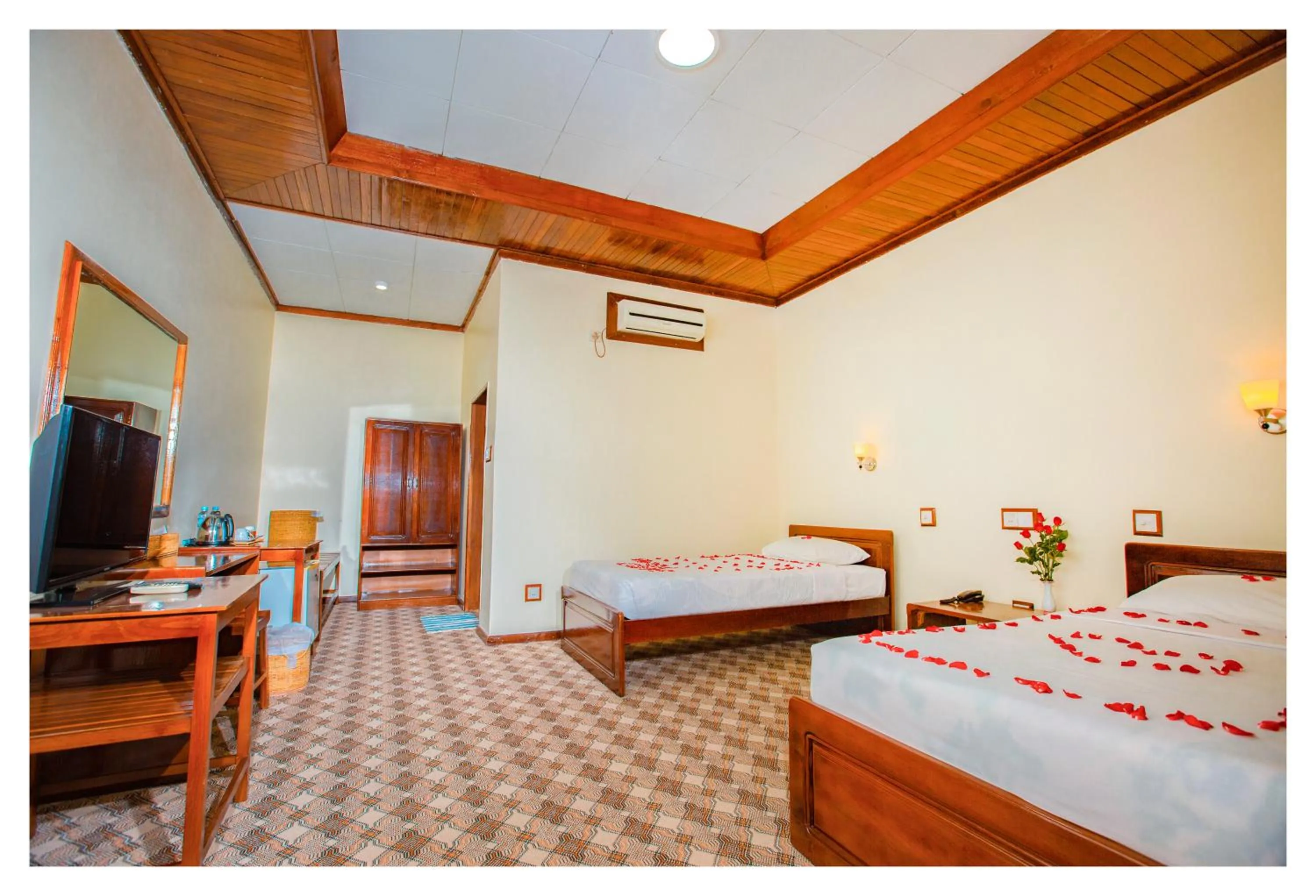 Bathroom, Bed in Ruby True Hotel