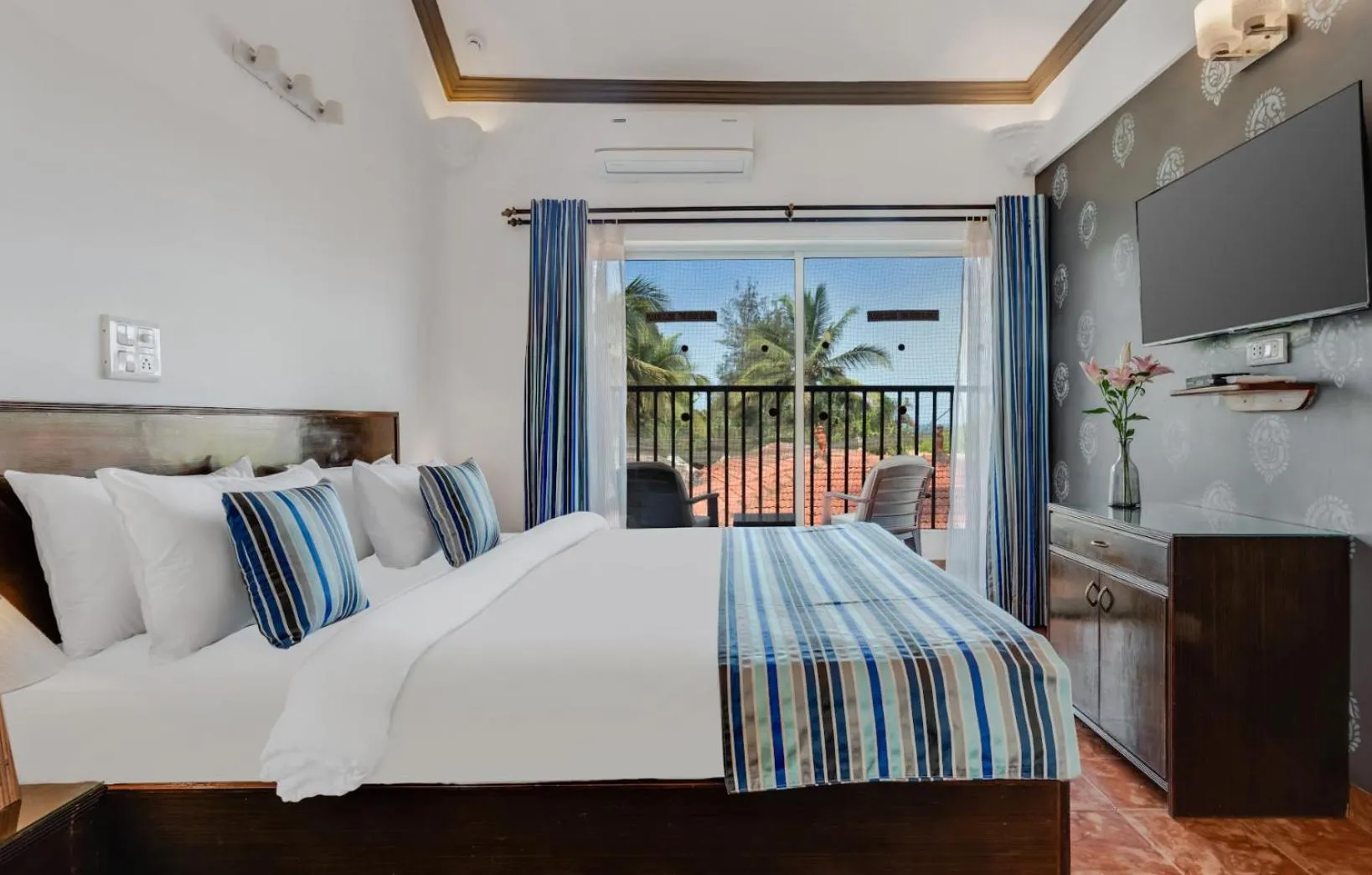 View (from property/room), Bed in Santana Beach Resort