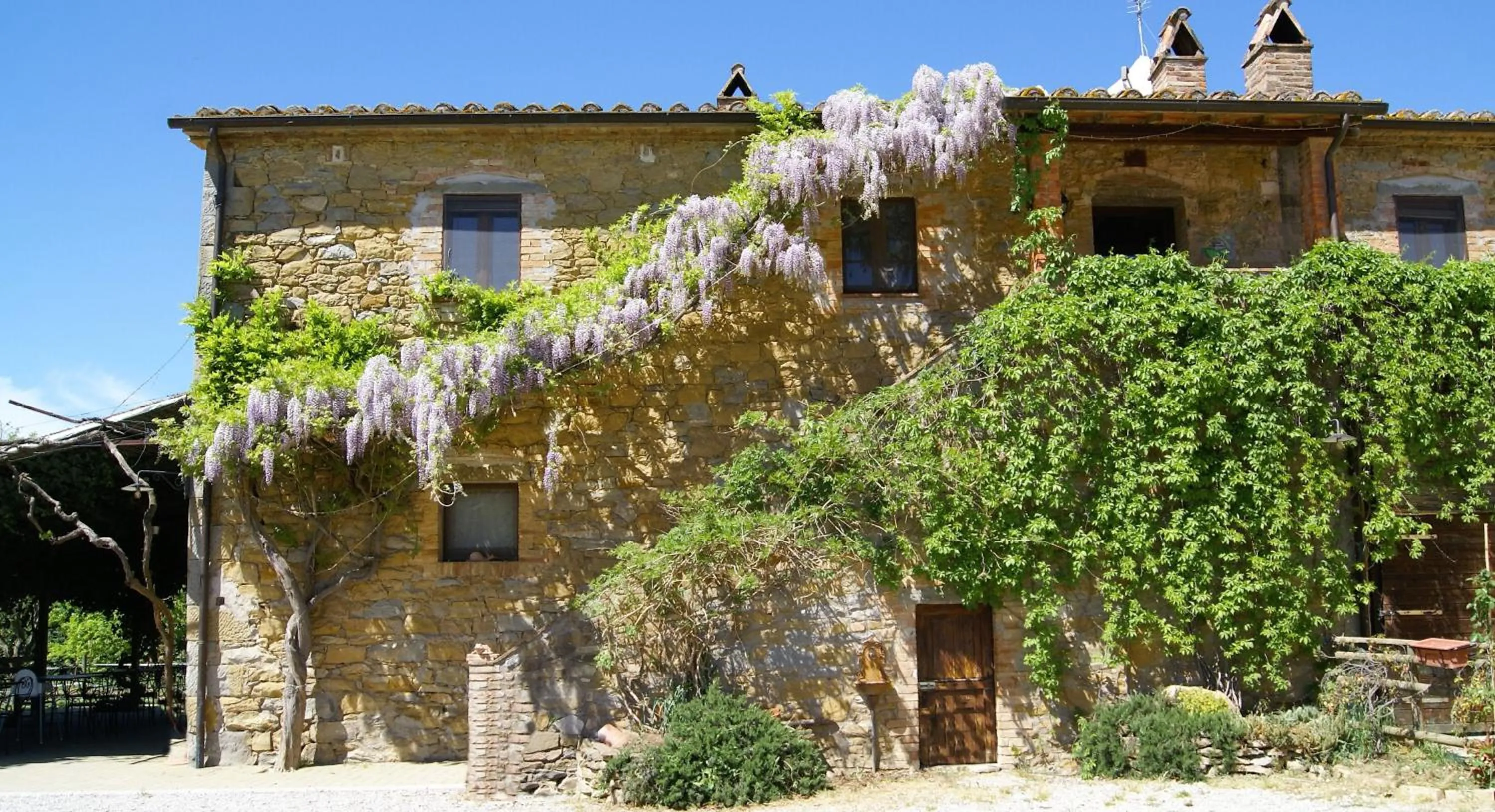 Property building in La Casa Di Campagna
