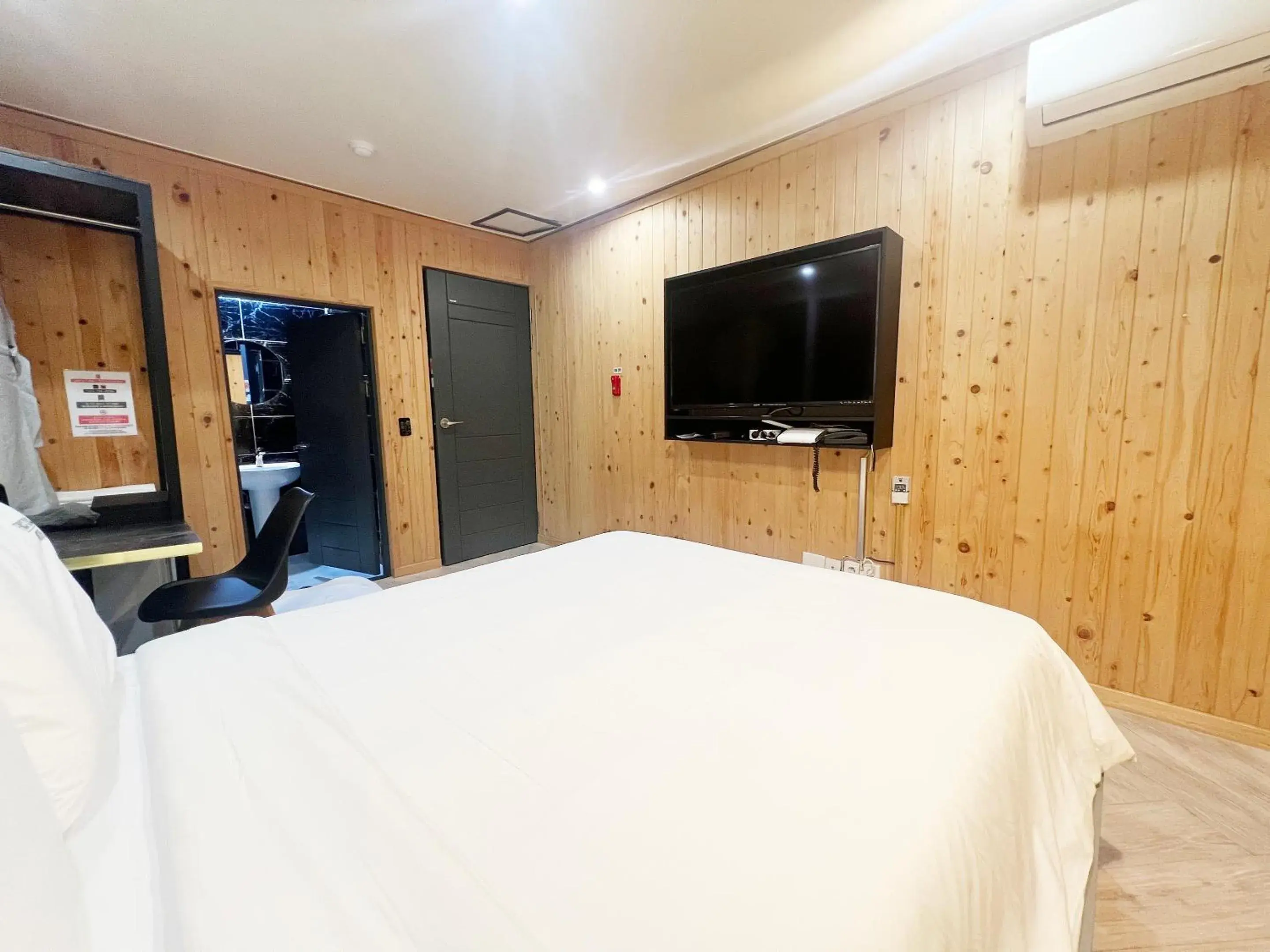 Small Double Room in Masan First Class Hotel Small Double Room in Masan First Class Hotel