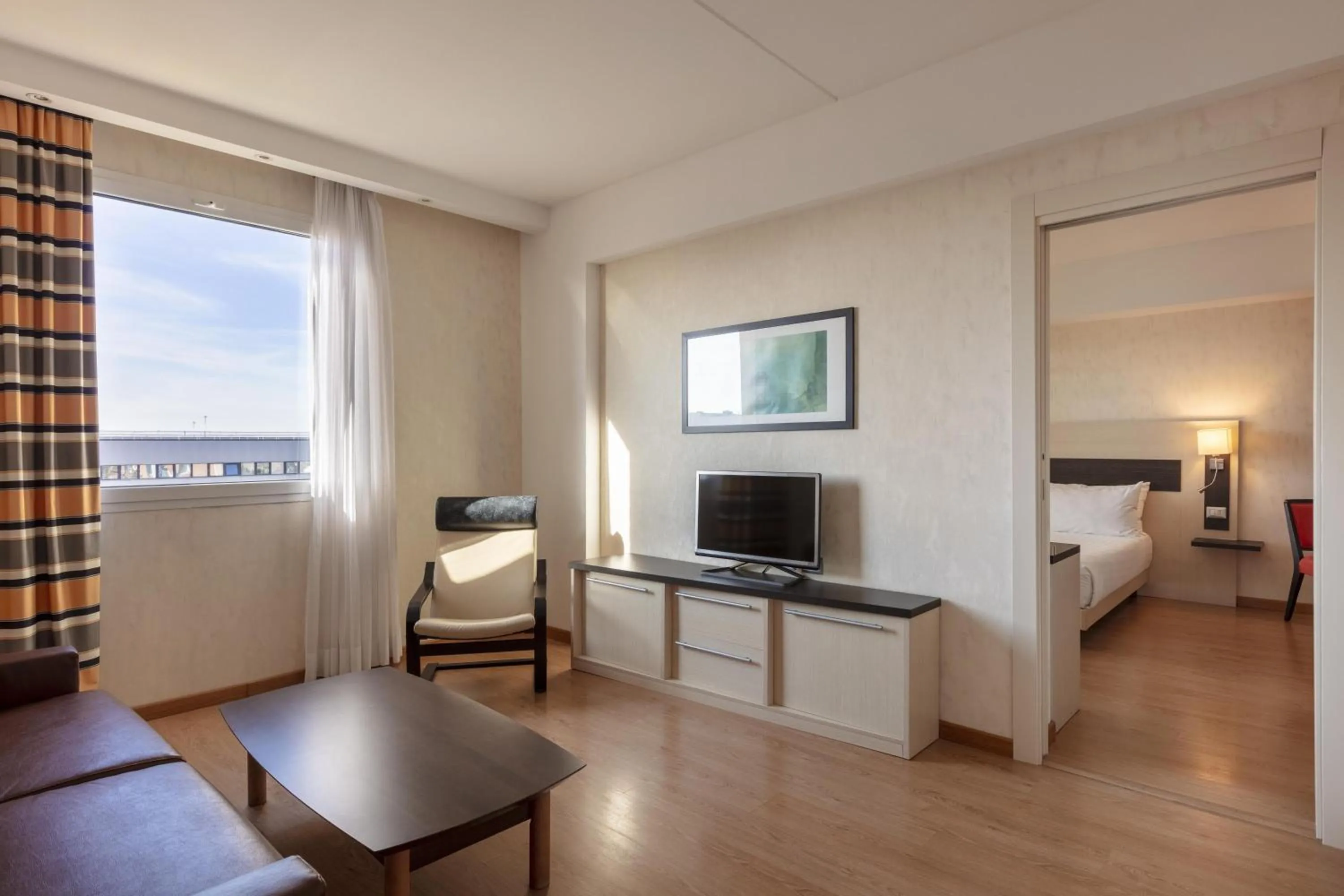 Living room, Bed in Hilton Garden Inn Rome Airport