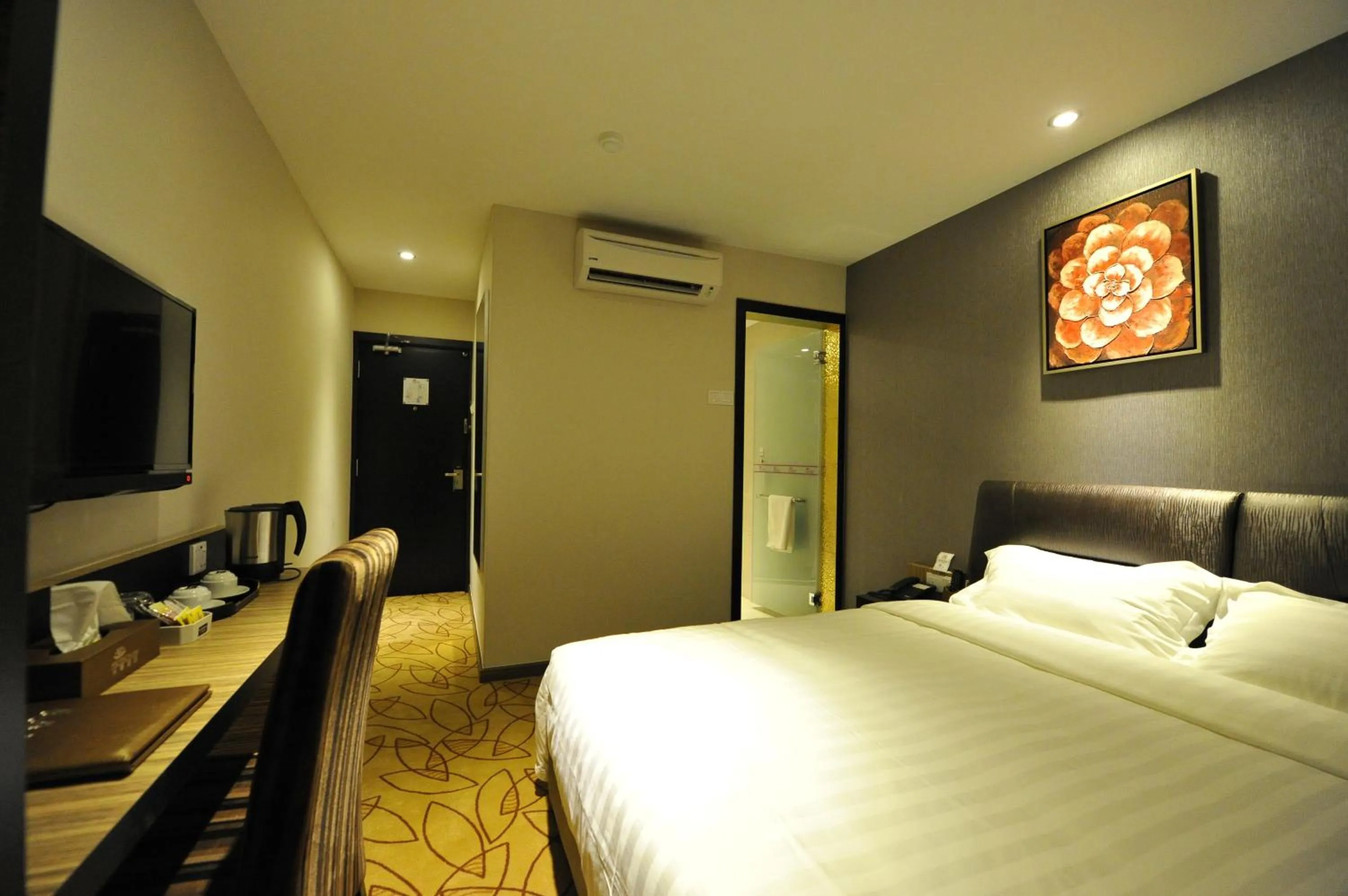 Photo of the whole room, Bed in Milano Hotel