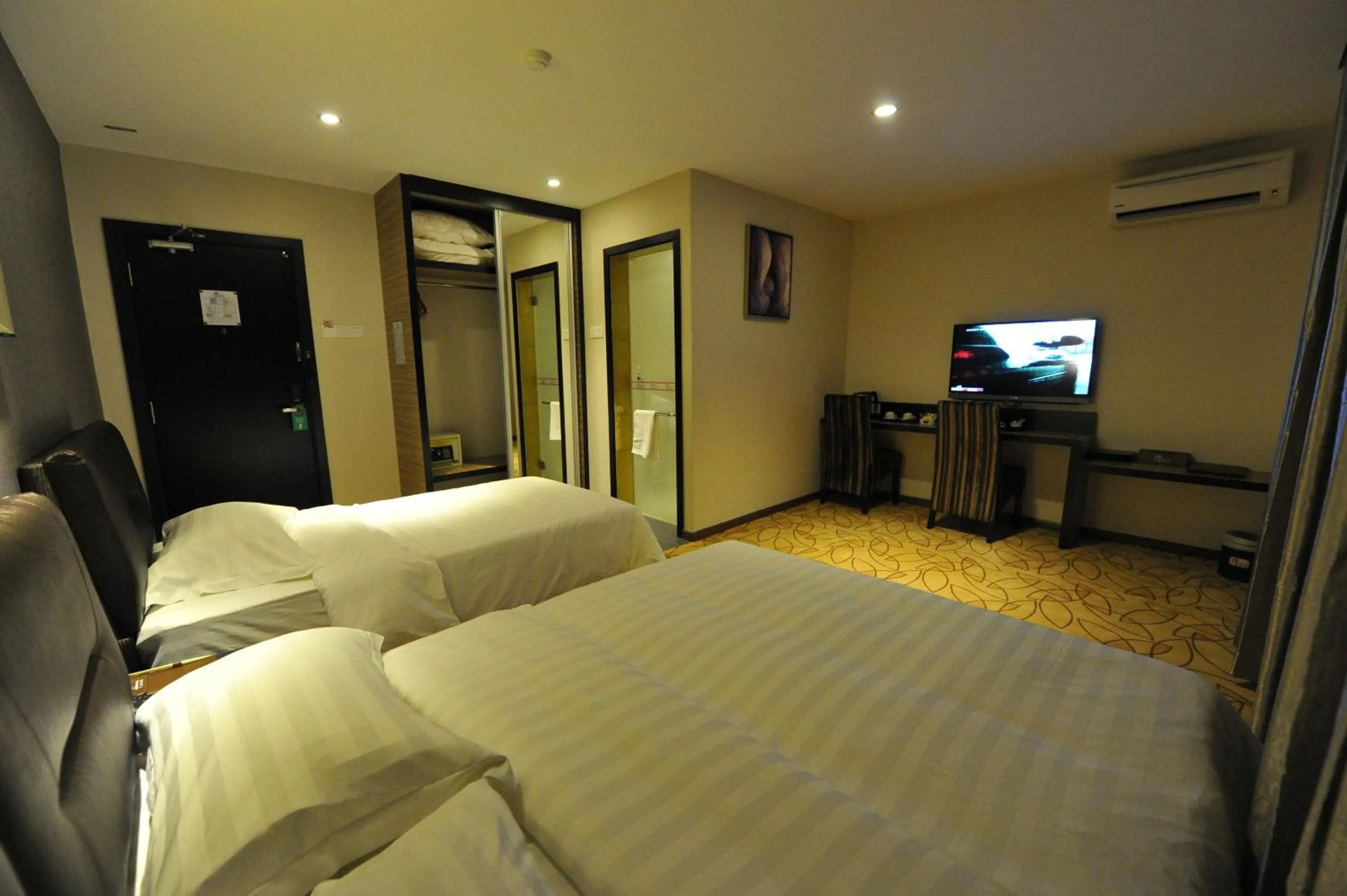 Photo of the whole room, Bed in Milano Hotel