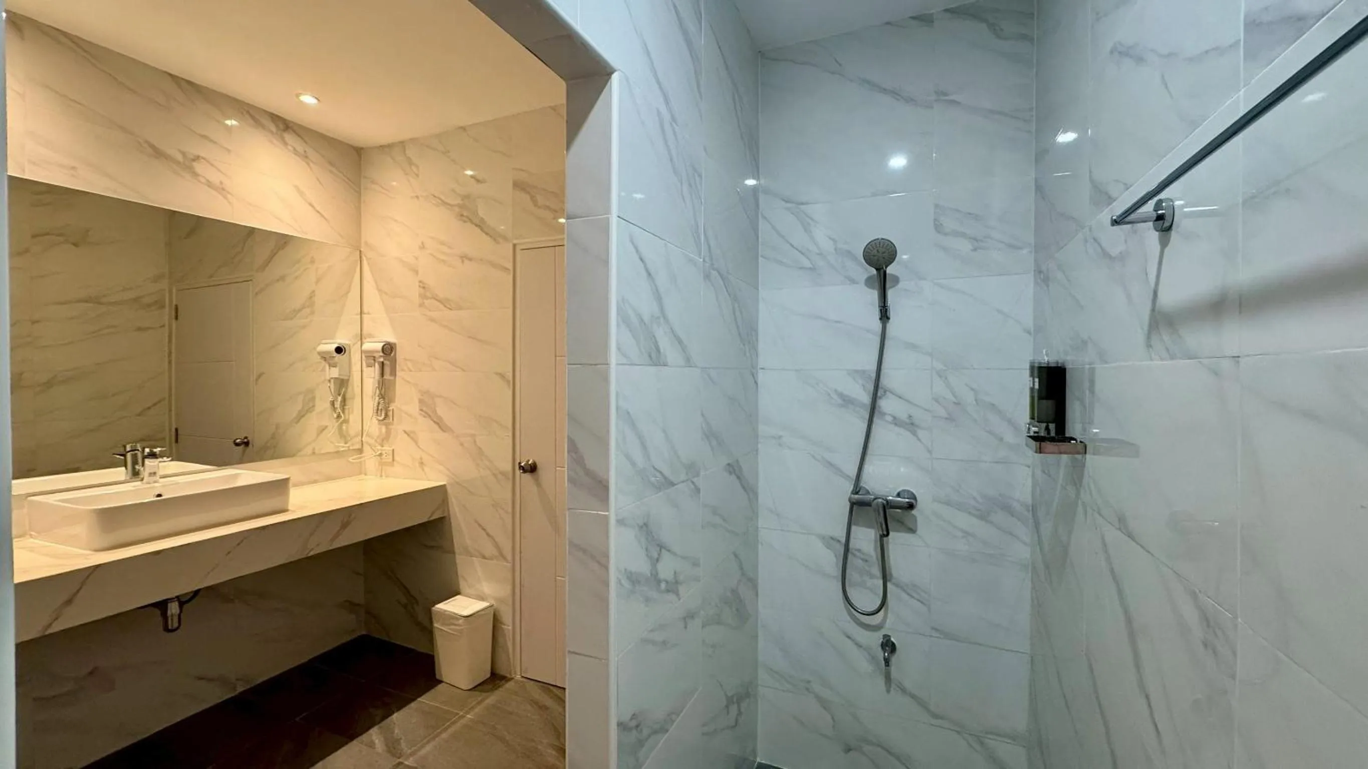 Shower in Baan Suan Khun Ta and Golf Resort