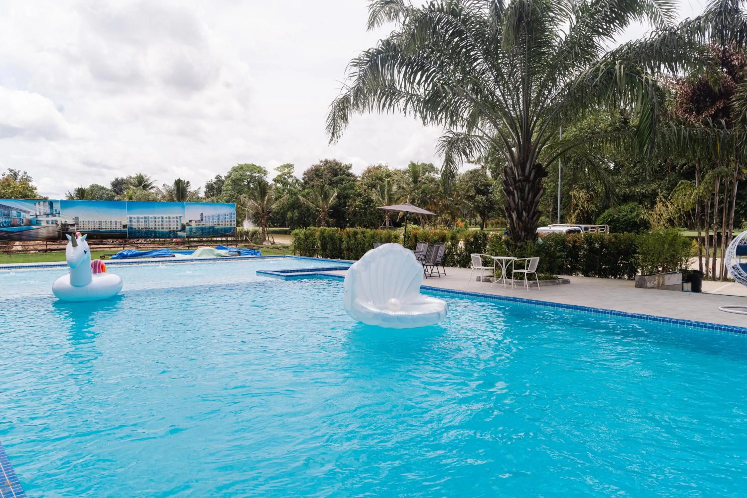 Swimming pool in Baan Suan Khun Ta and Golf Resort