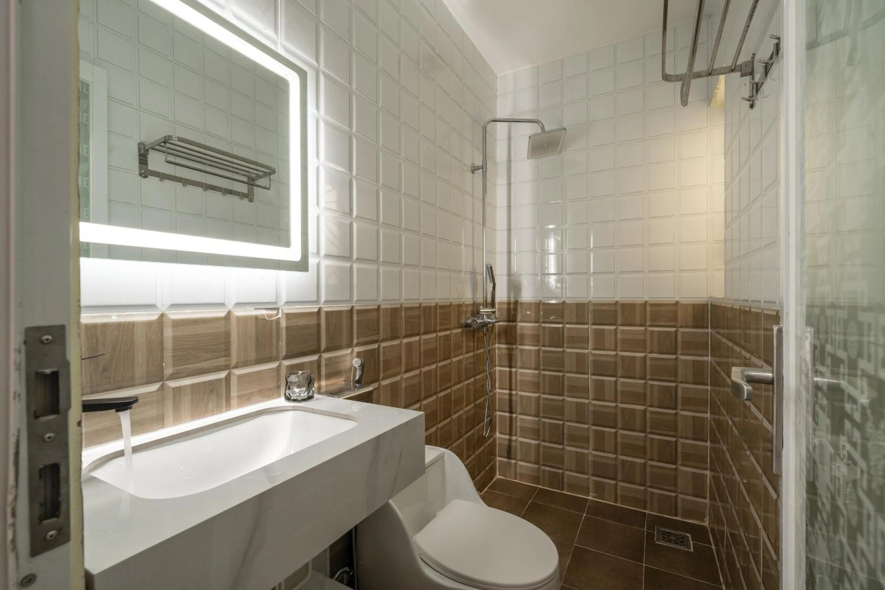 Toilet in The Cozy Inn Hotel Ho Chi Minh