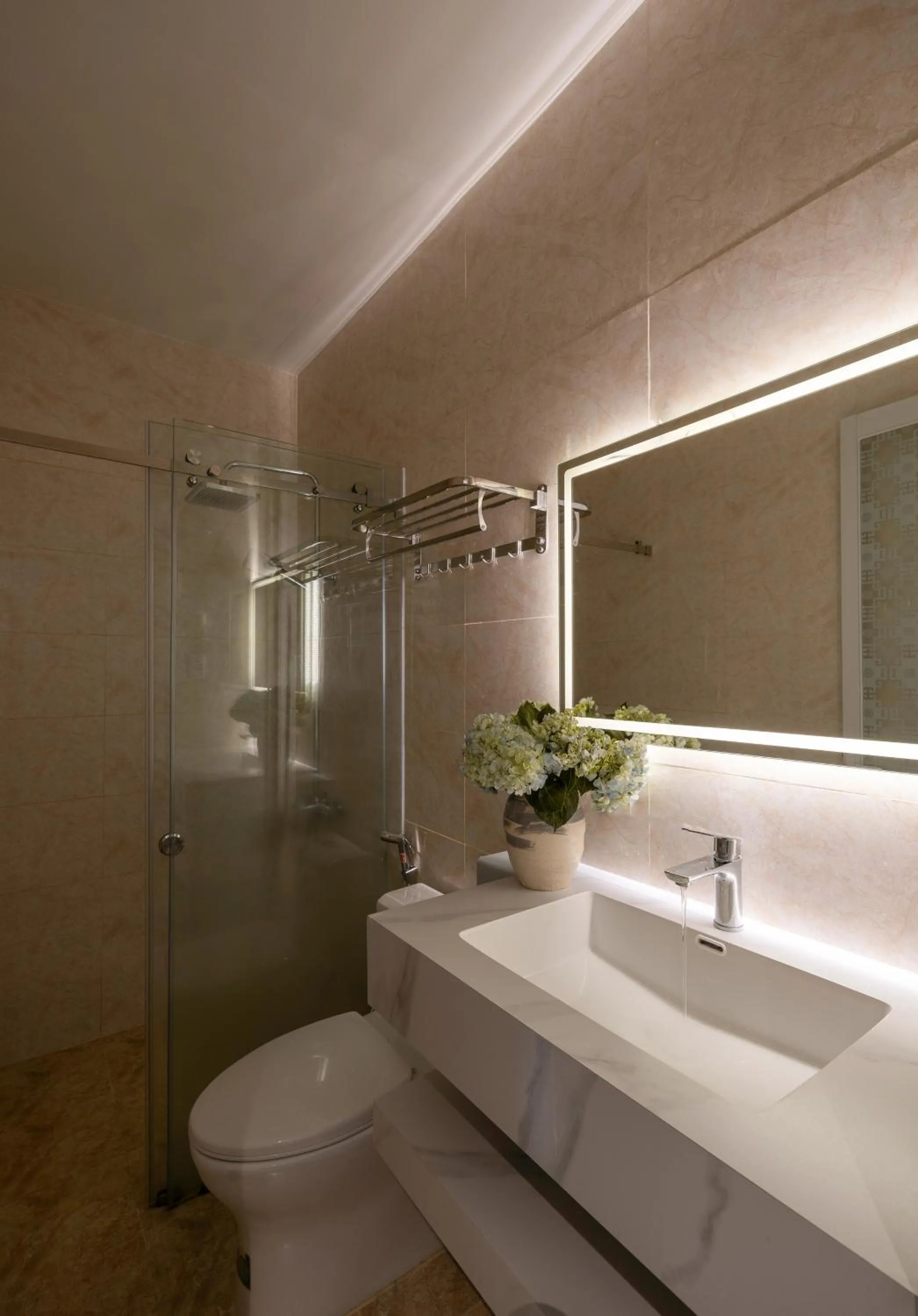 Toilet in The Cozy Inn Hotel Ho Chi Minh