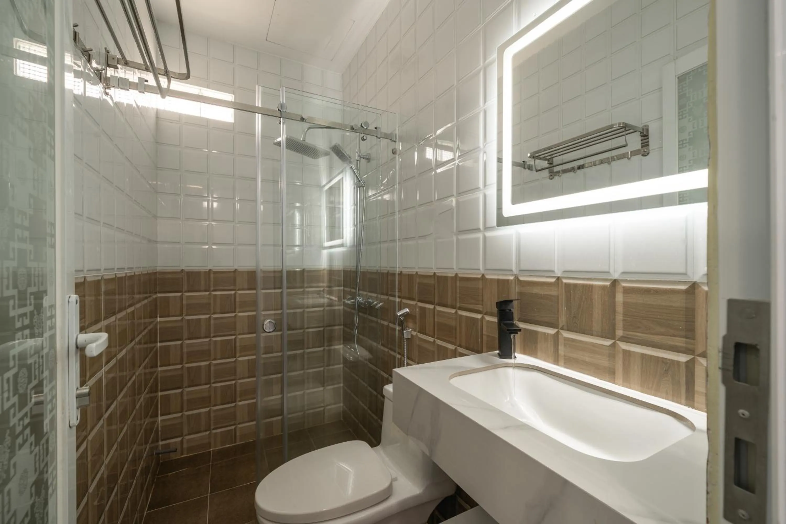 Toilet in The Cozy Inn Hotel Ho Chi Minh