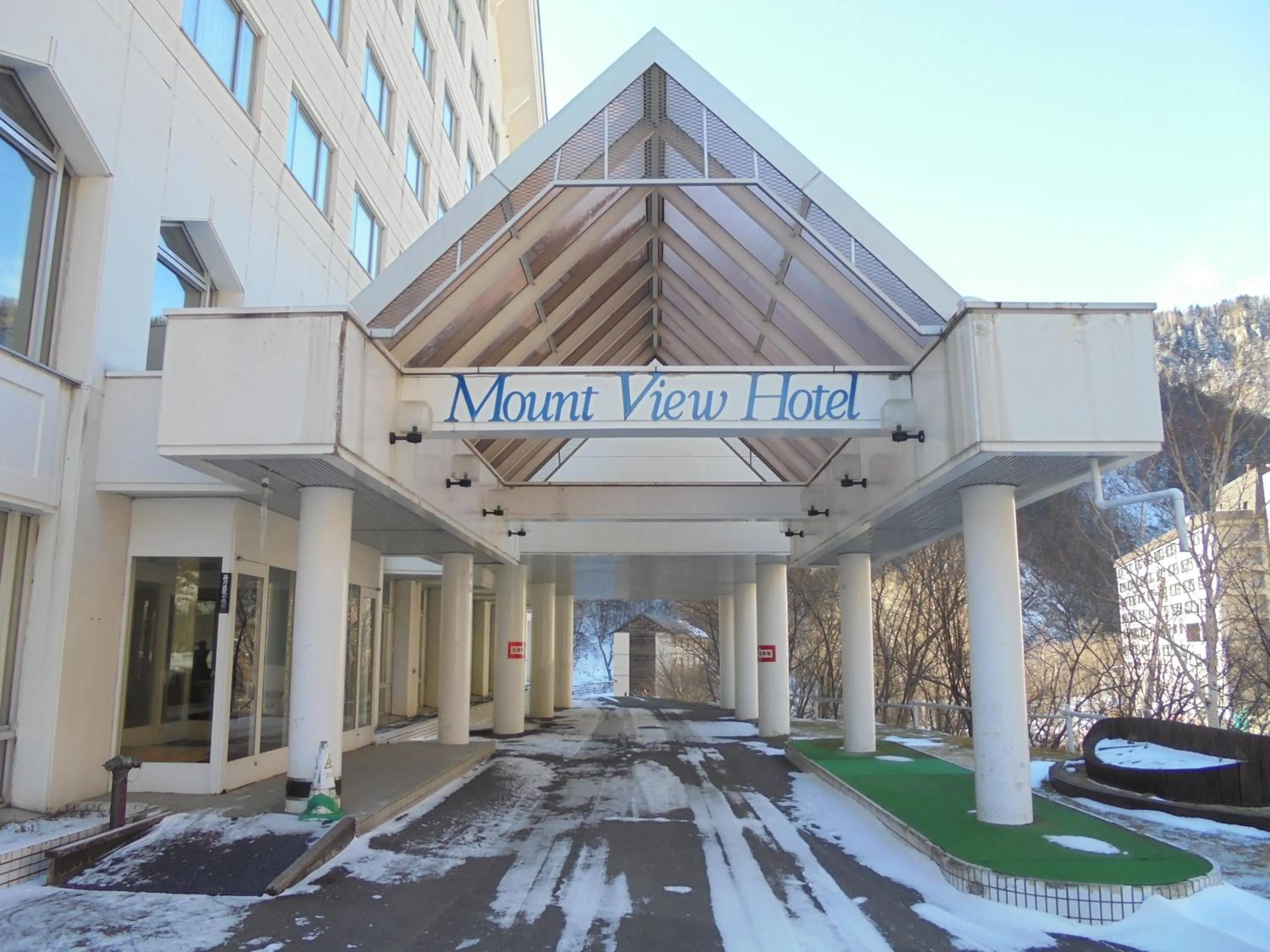 Facade/entrance in Mount View Hotel