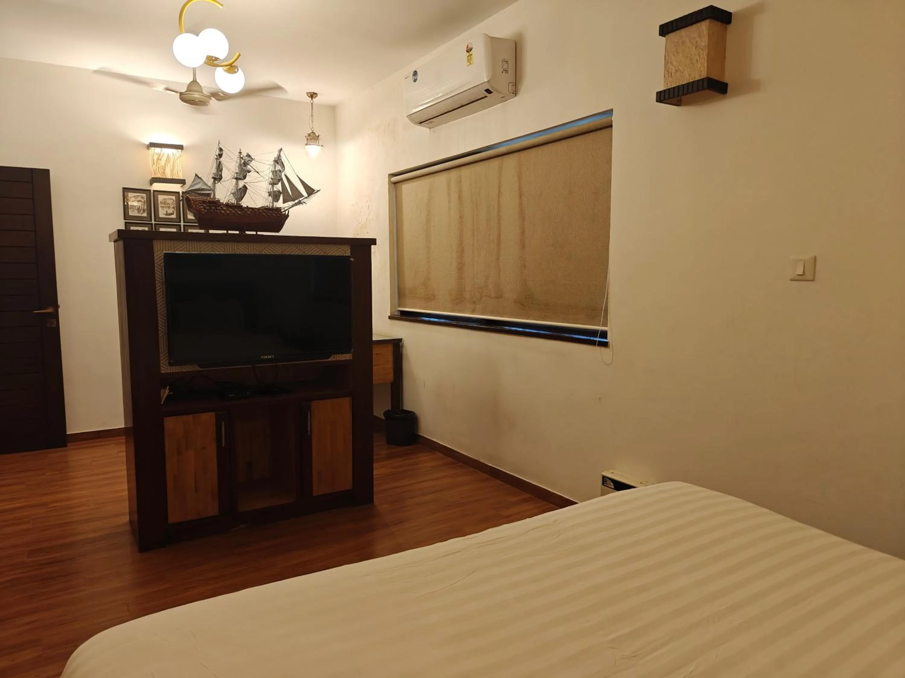 Photo of the whole room, Bed in La Sunila suites Baga by WSI