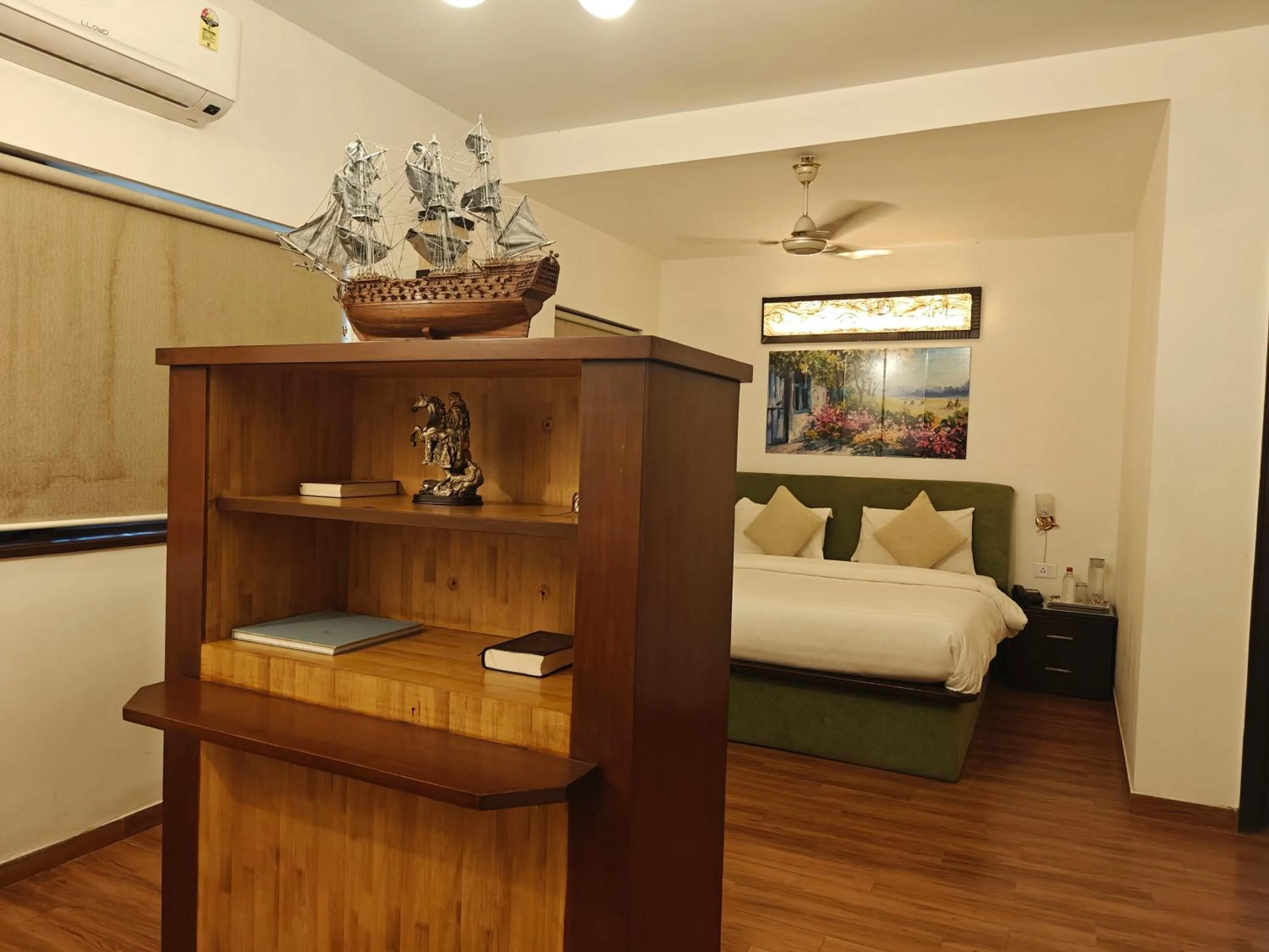 Photo of the whole room, Bed in La Sunila suites Baga by WSI