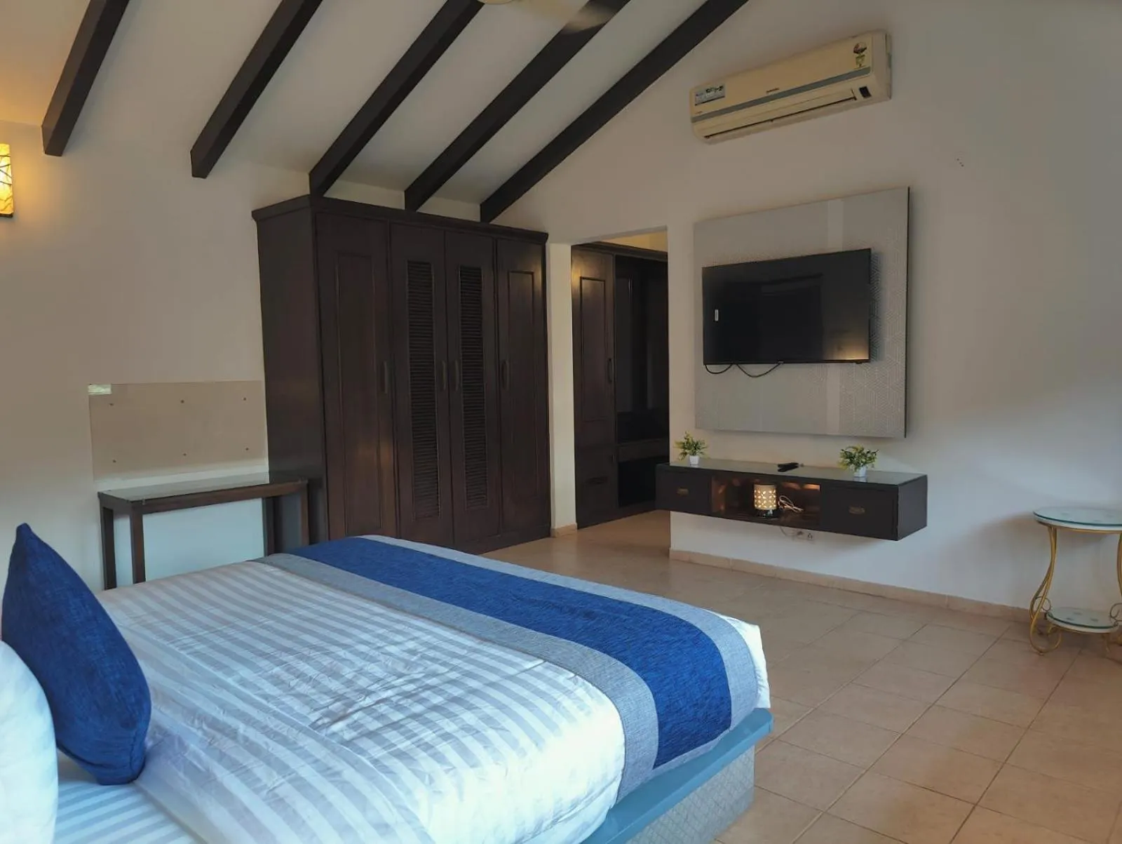 Bed in La Sunila suites Baga by WSI