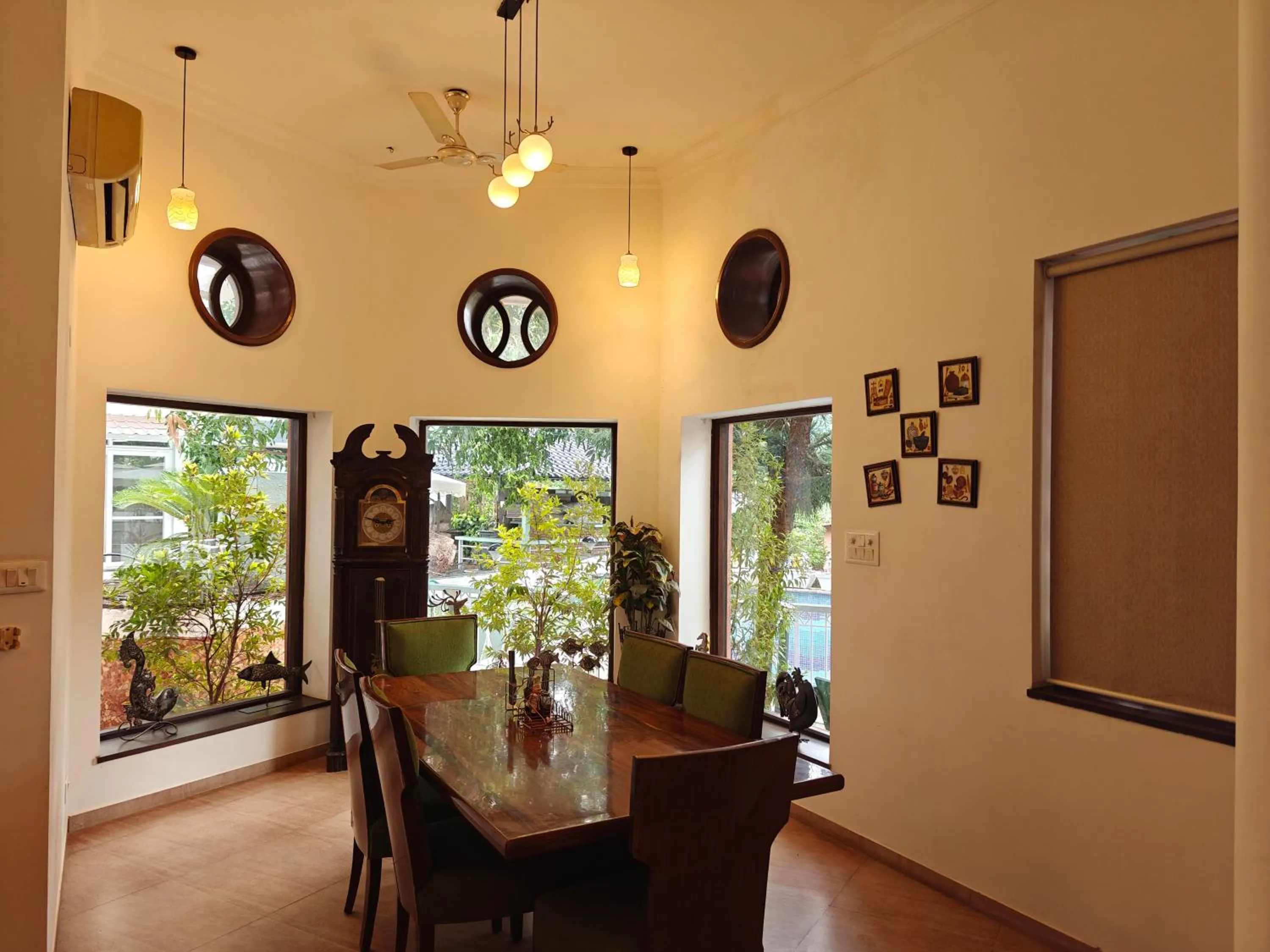 Dining area in La Sunila suites Baga by WSI