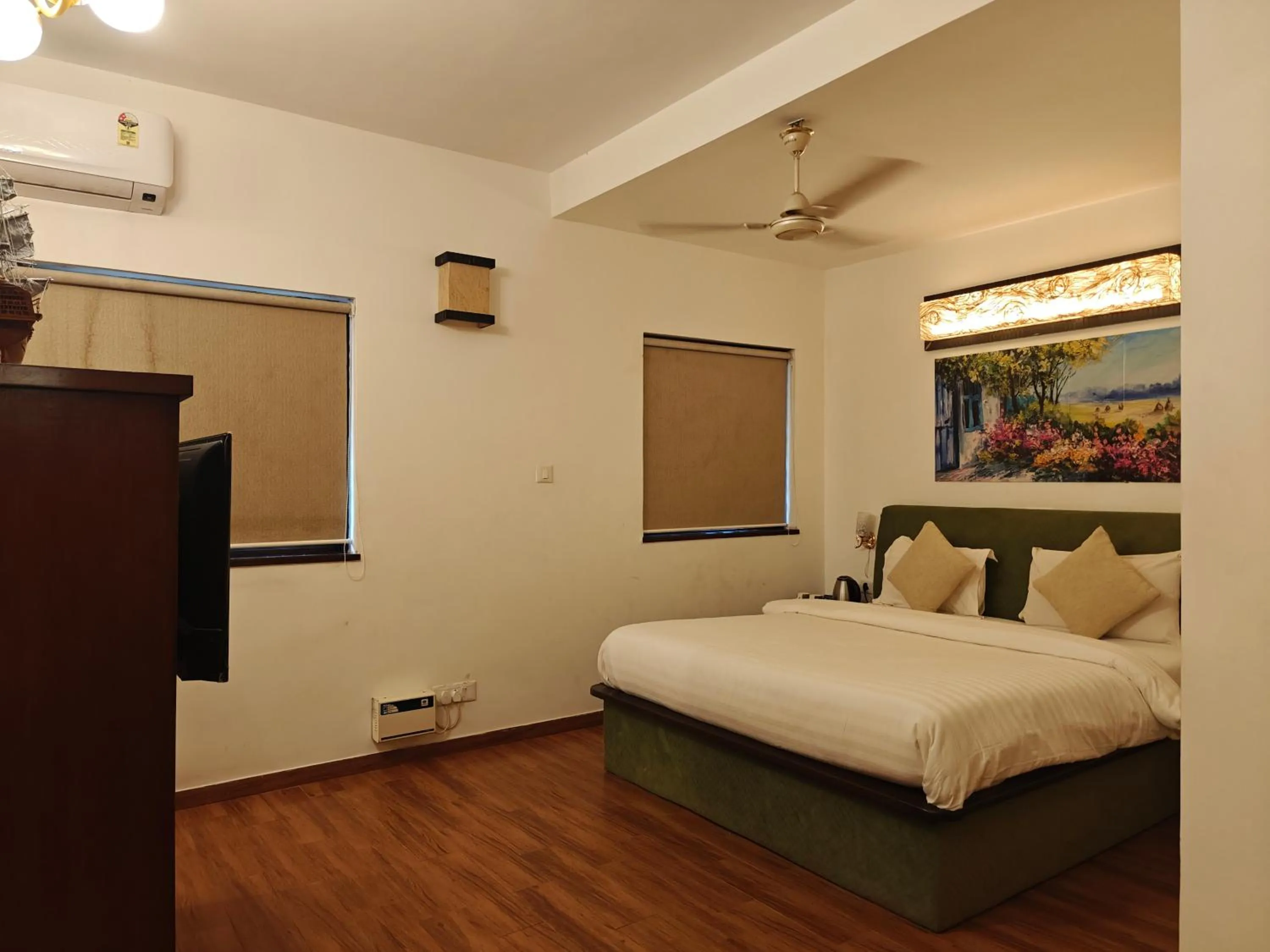 TV and multimedia, Bed in La Sunila suites Baga by WSI