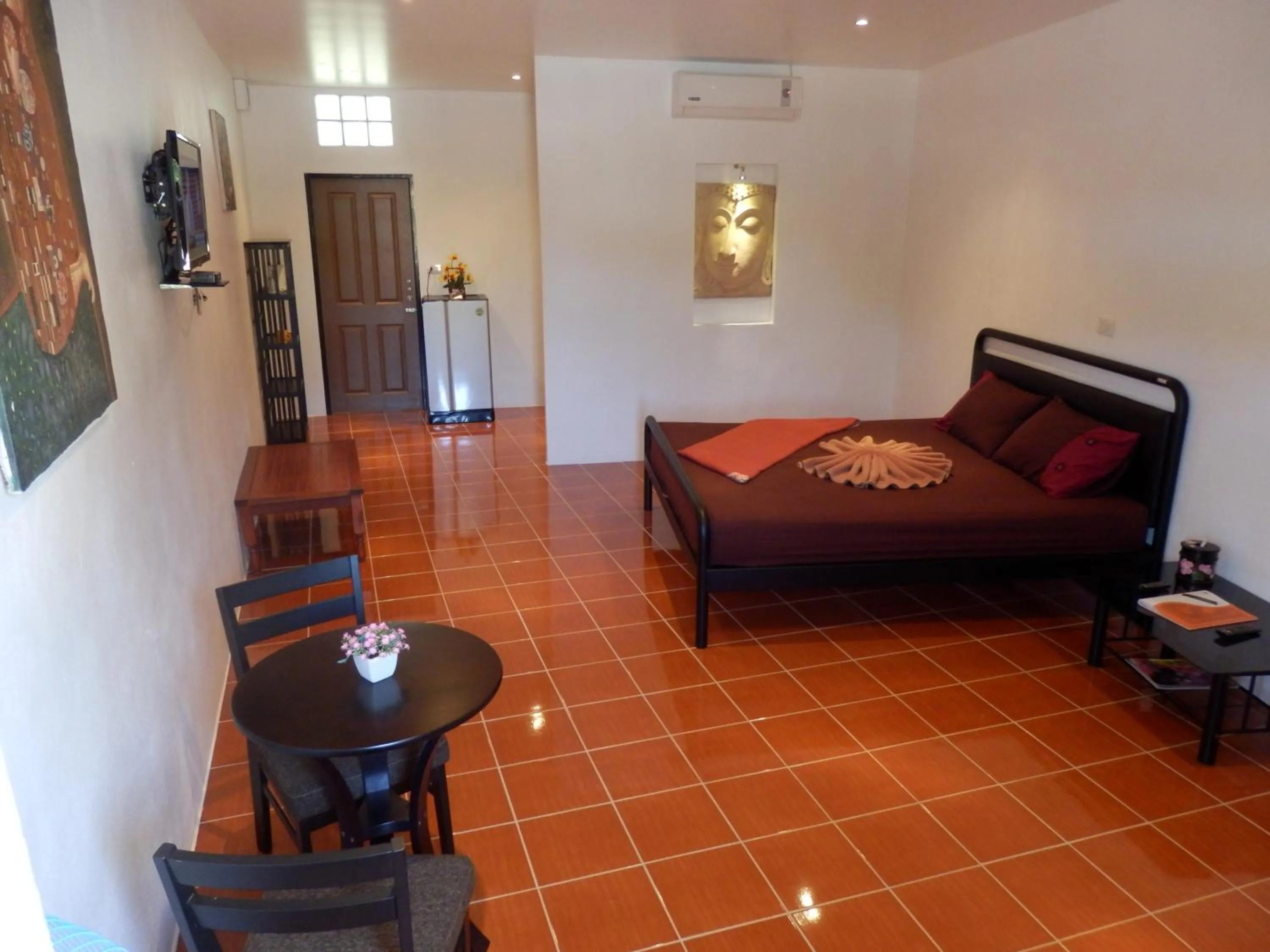 Photo of the whole room, Bed in Kevin Resort