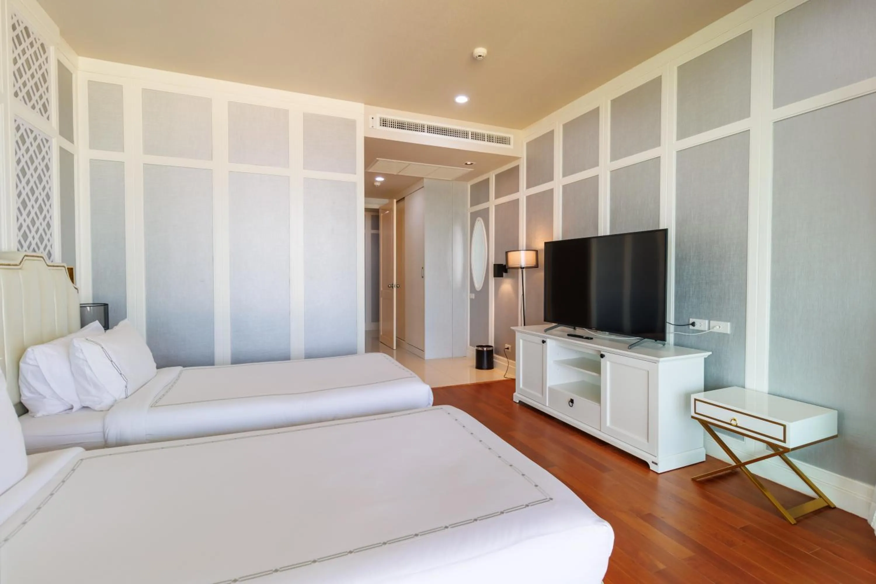 TV and multimedia in Sea Sand Sun Hua Hin by JC Kevin Hotel & Resort