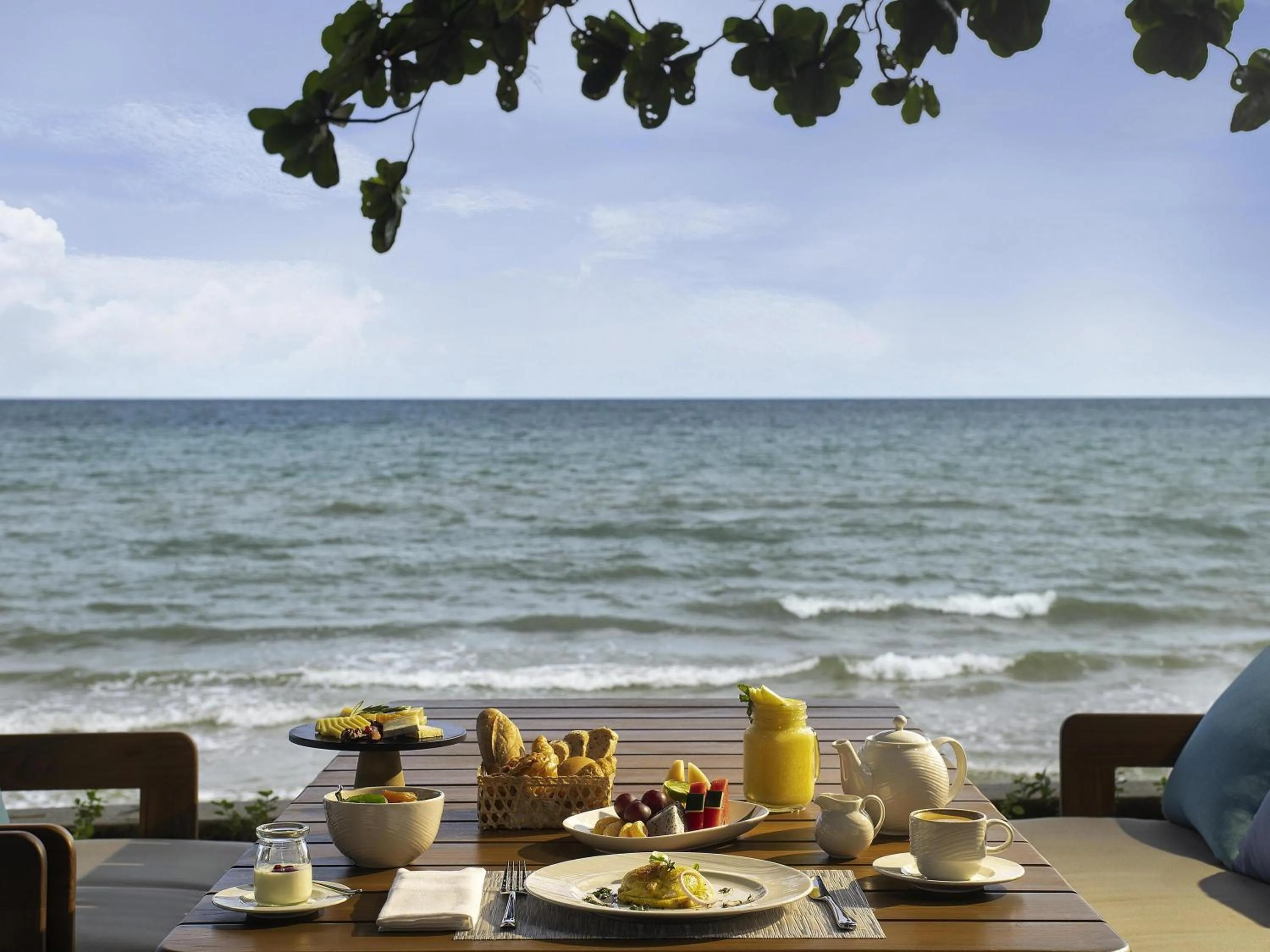 Restaurant/places to eat in Mercure Rayong Lomtalay Villas & Resort