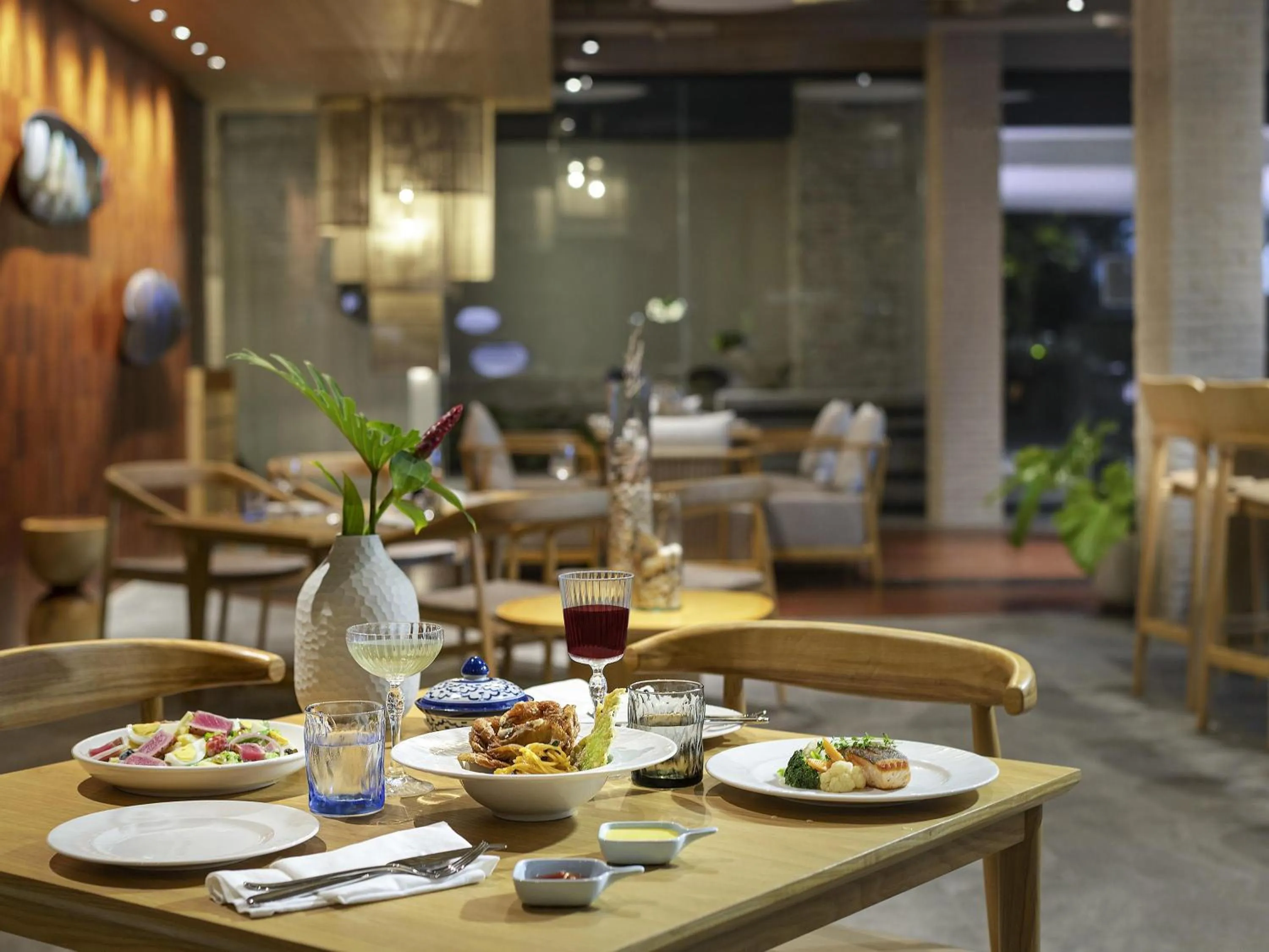 Restaurant/places to eat in Mercure Rayong Lomtalay Villas & Resort
