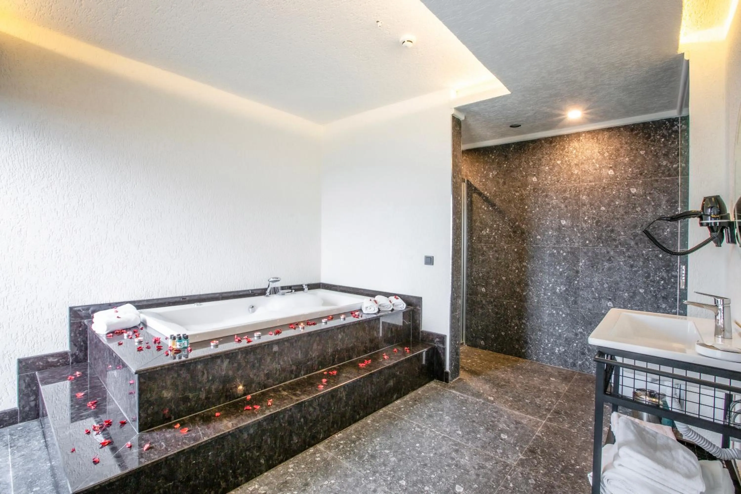 Bathroom, Bed in NEHİR OTEL