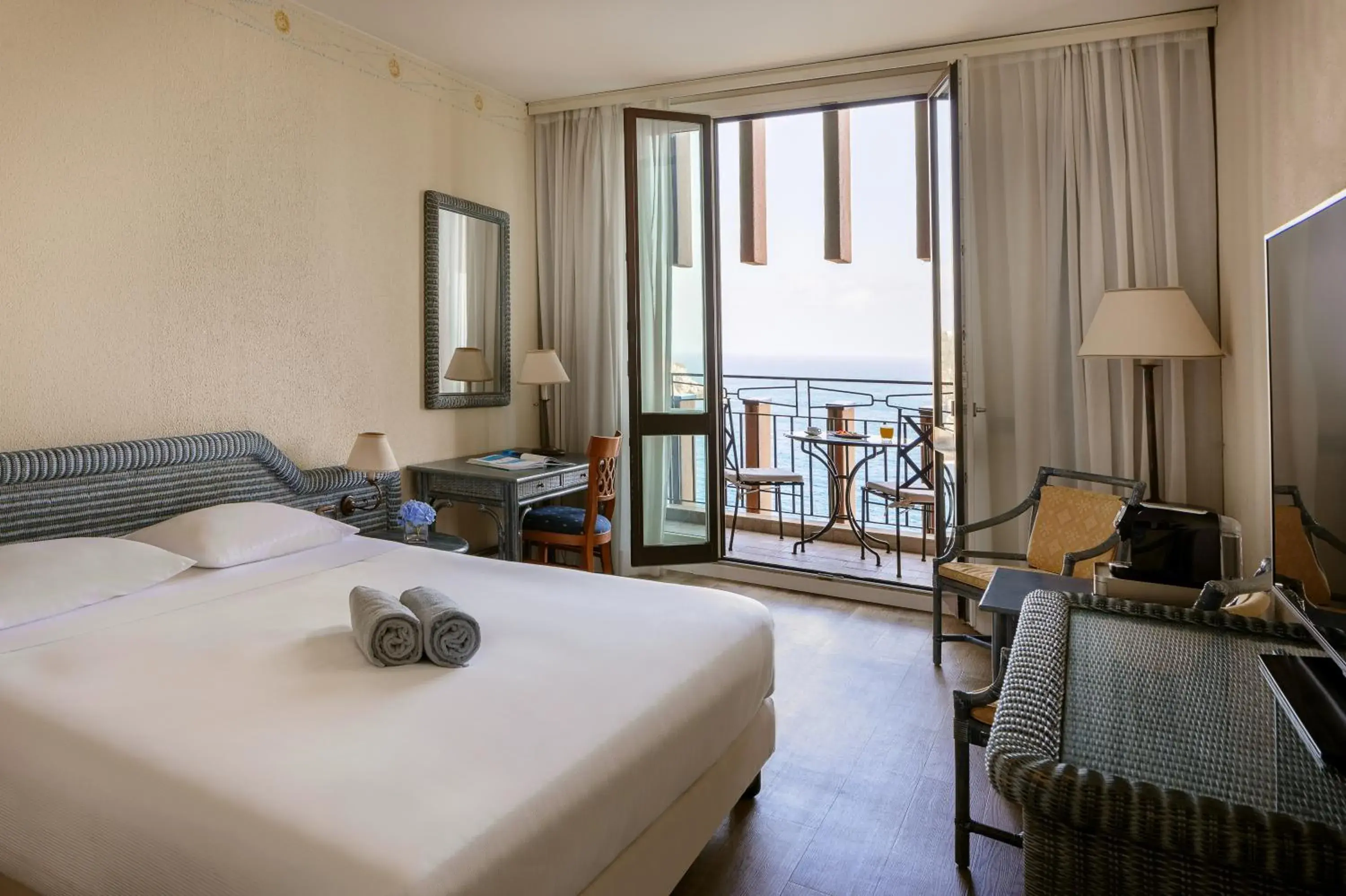 Deluxe Double or Twin Room with Sea View in UNA Hotels Capotaormina Deluxe Double or Twin Room with Sea View in UNA Hotels Capotaormina