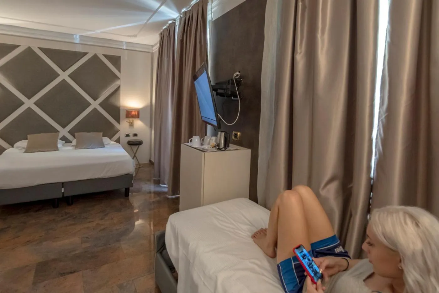 Photo of the whole room, Bed in Hotel Mythos