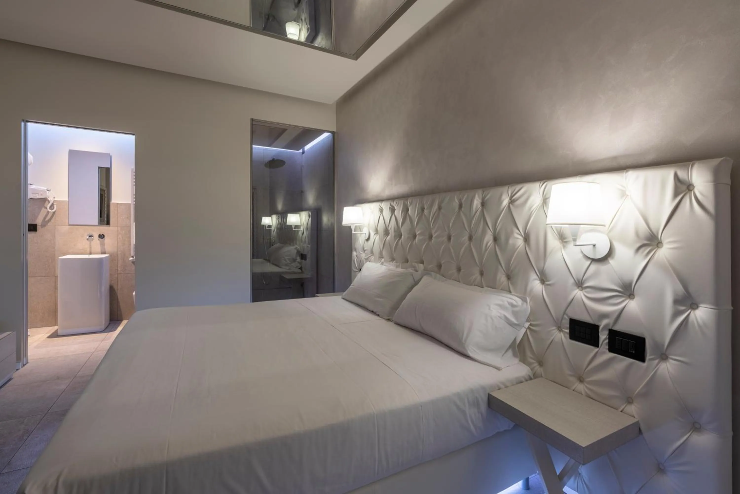 Bed in Motel Hotel Charlie