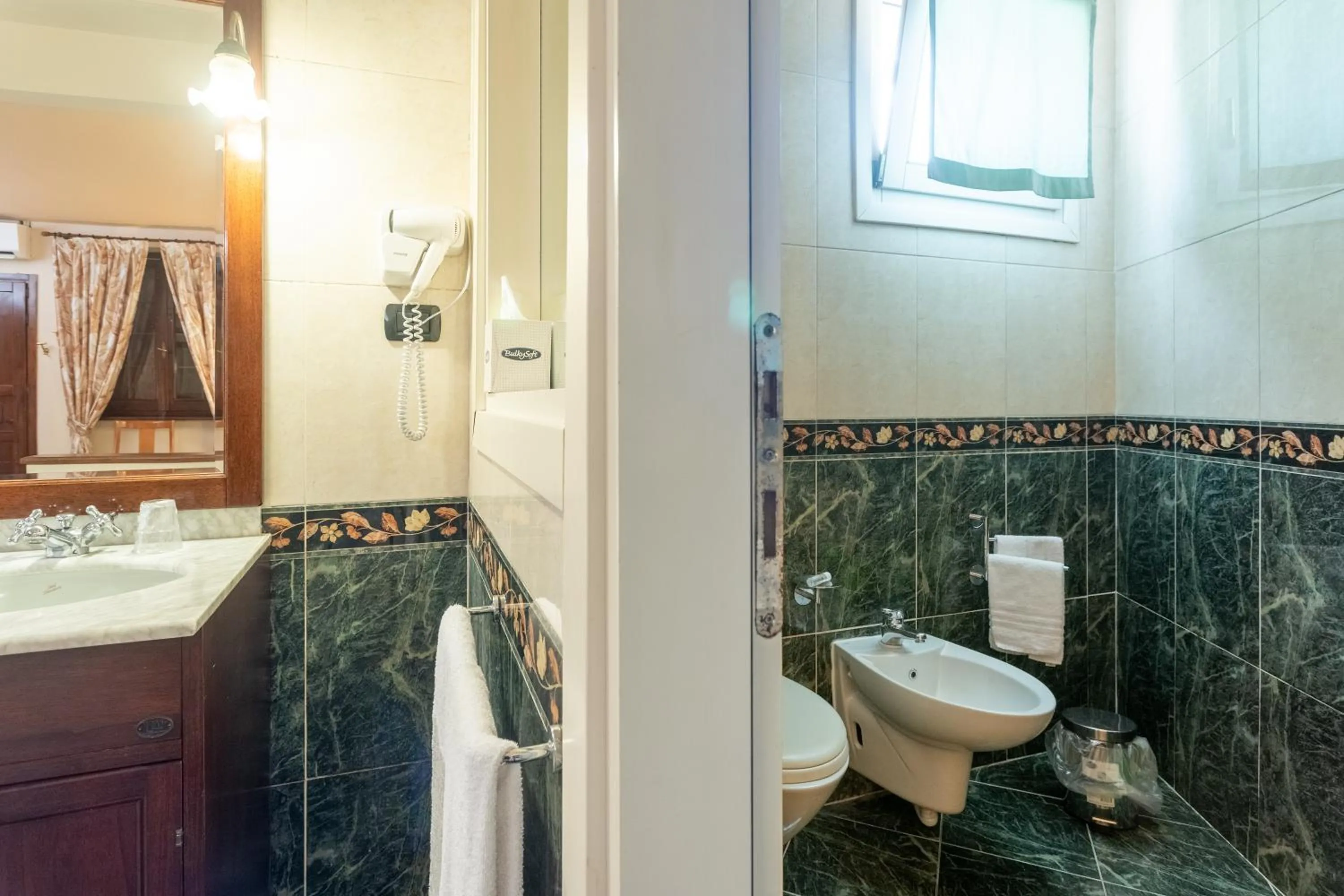 Toilet in Motel Hotel Charlie