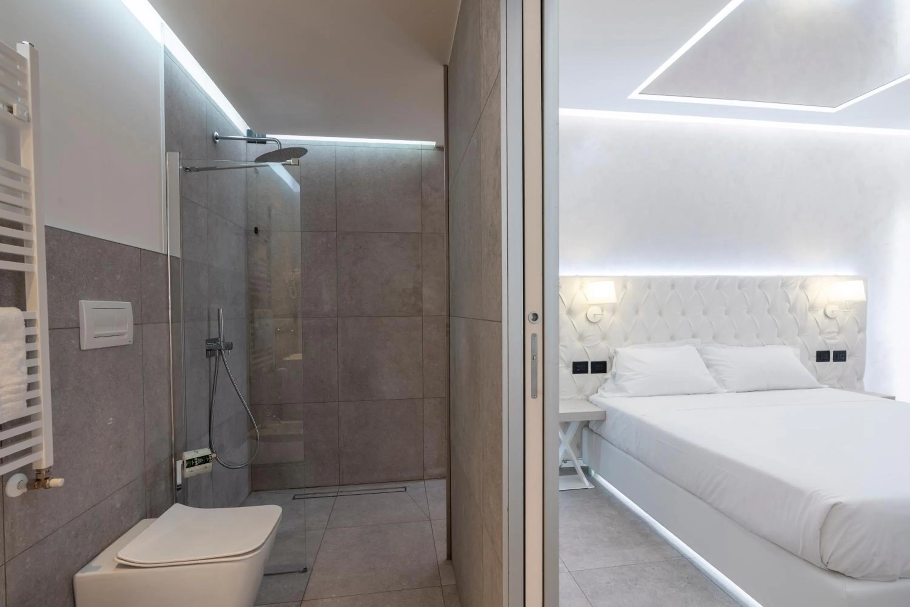 Shower, Bed in Motel Hotel Charlie