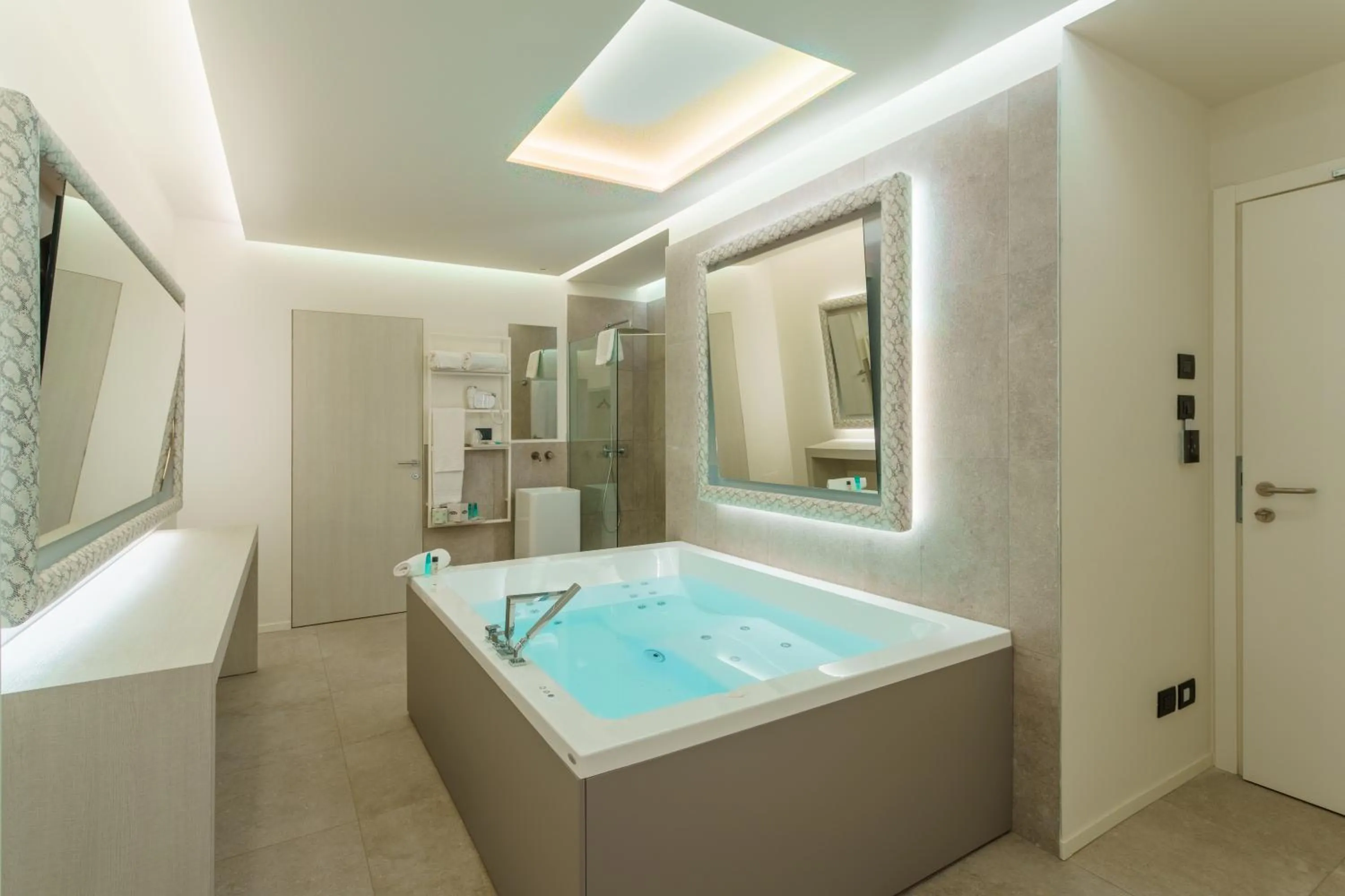 Hot Tub in Motel Hotel Charlie