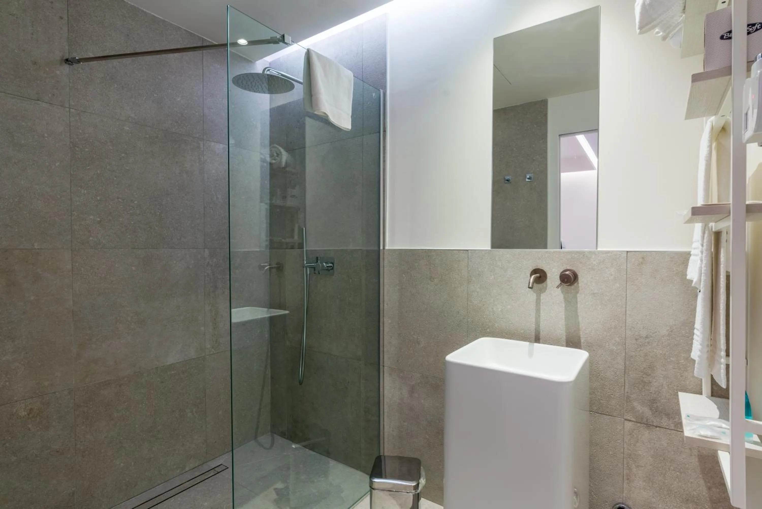 Shower in Motel Hotel Charlie