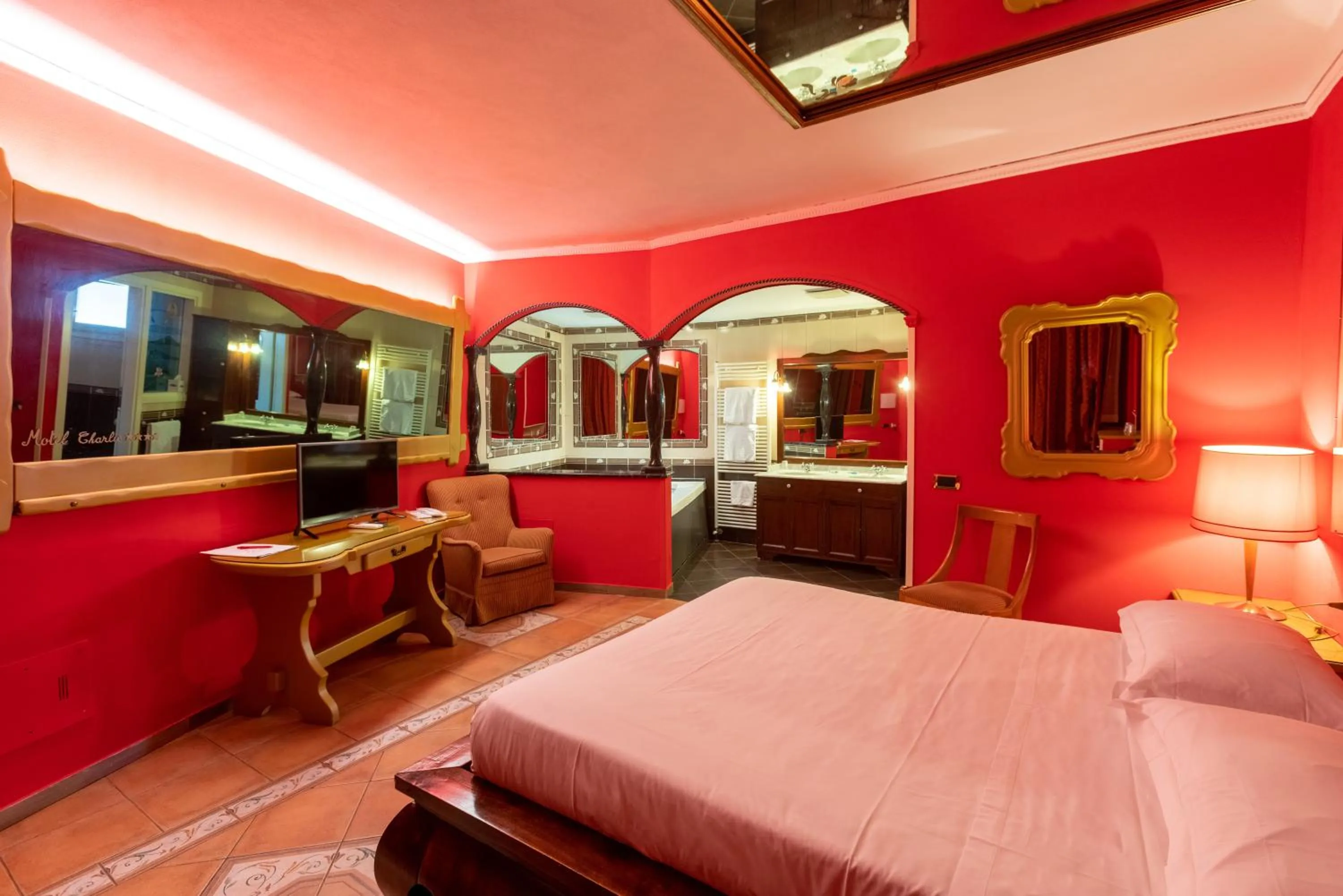 Bed in Motel Hotel Charlie