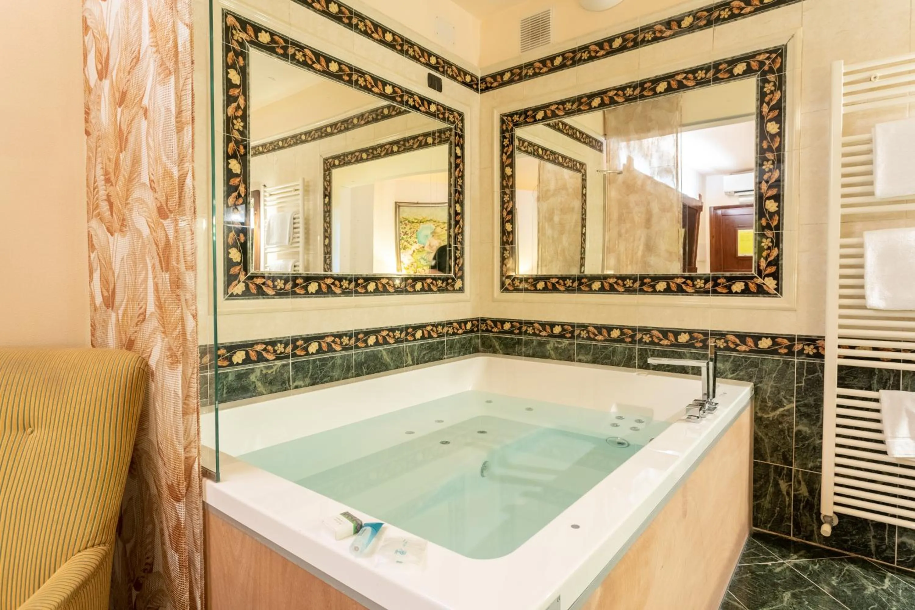 Hot Tub in Motel Hotel Charlie