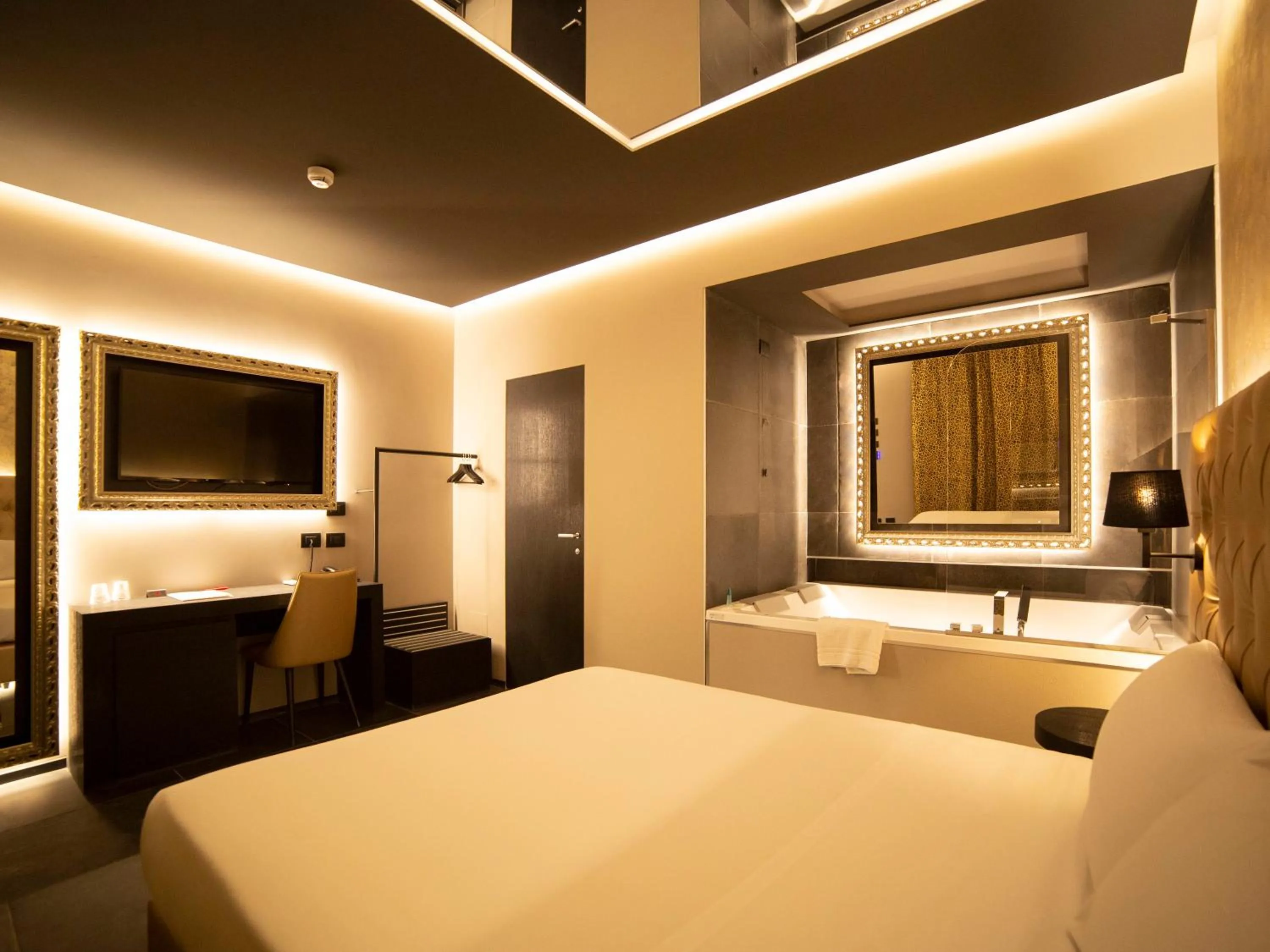 Bed in Motel Hotel Charlie