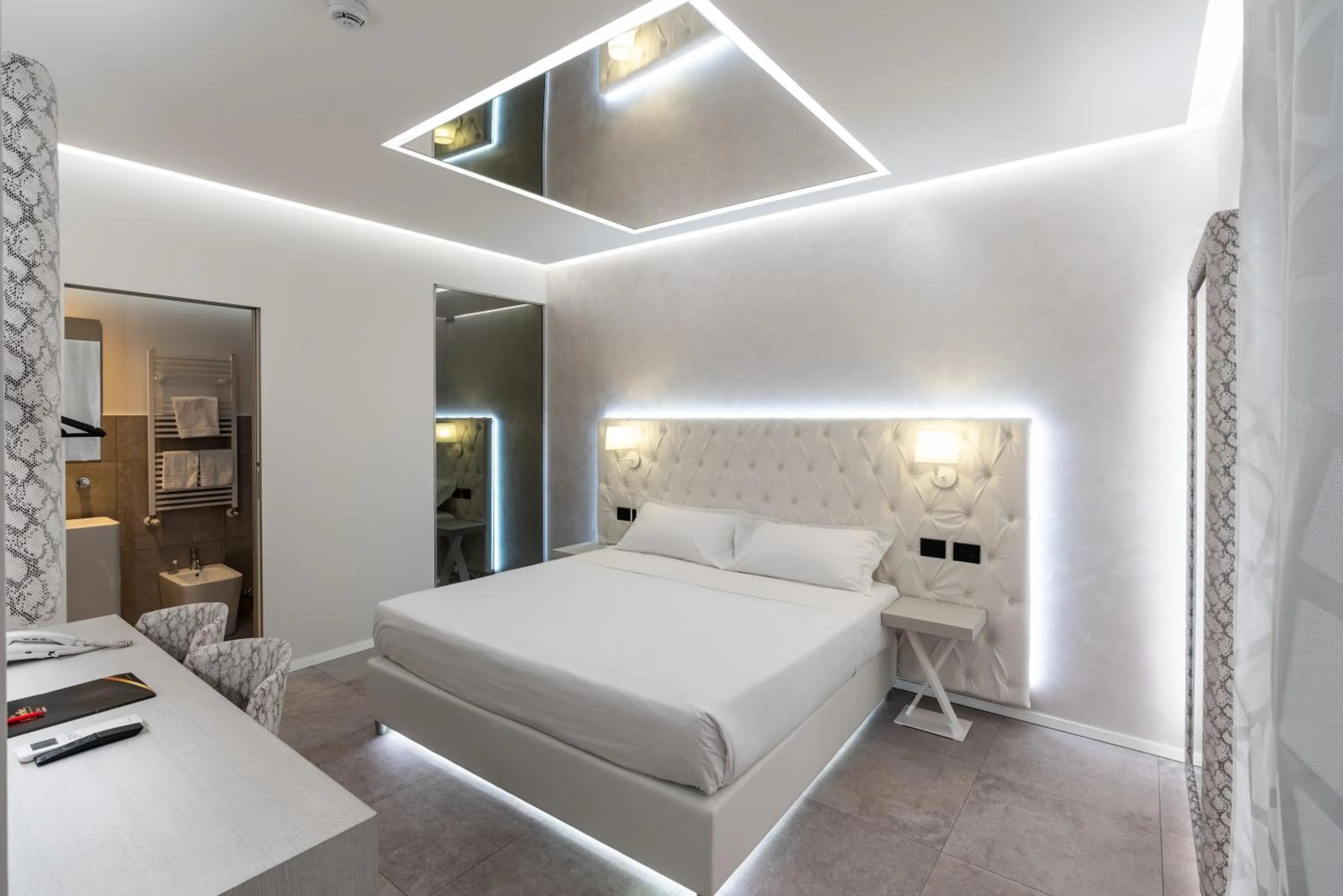 Bed in Motel Hotel Charlie