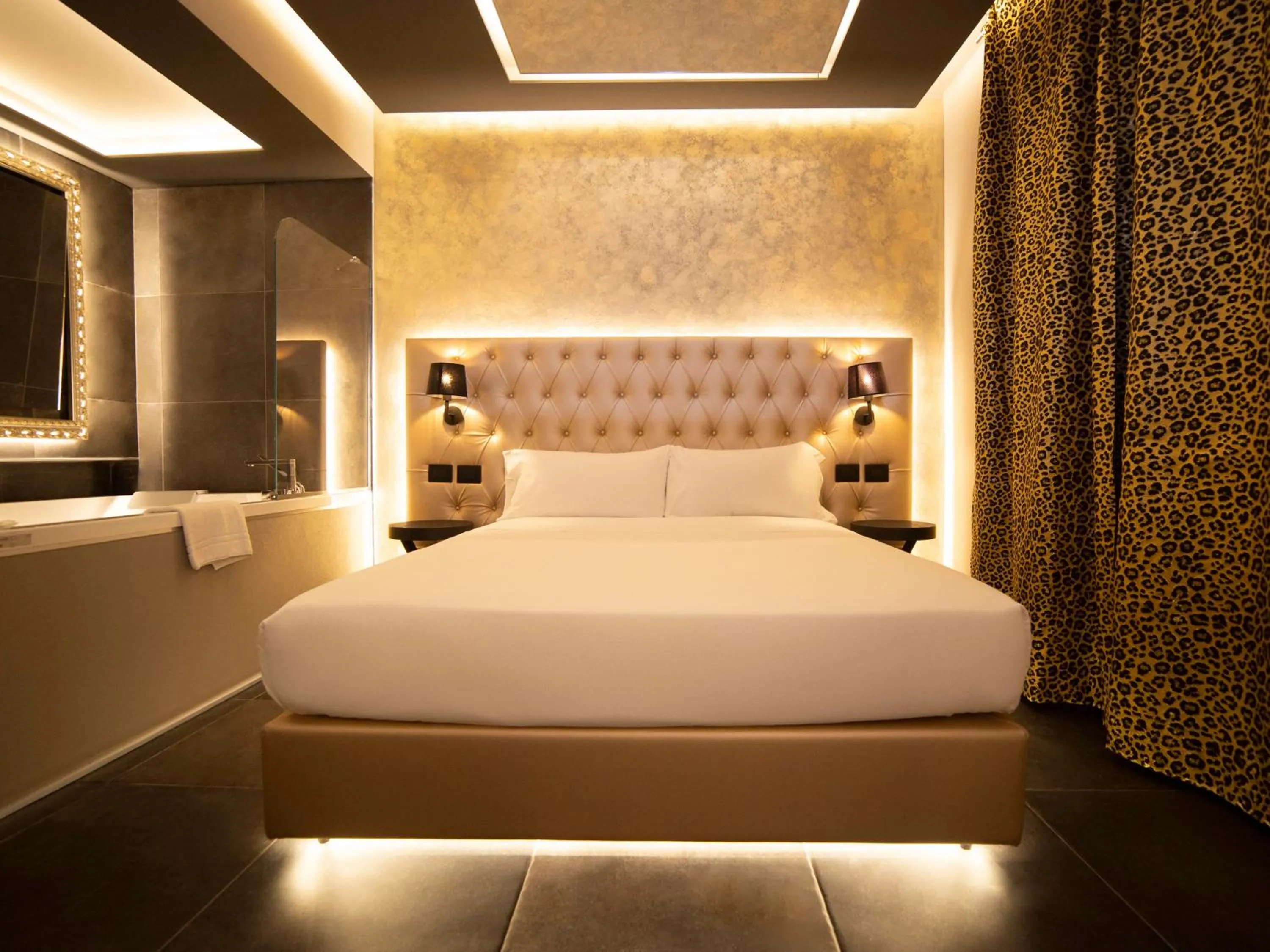 Bed in Motel Hotel Charlie