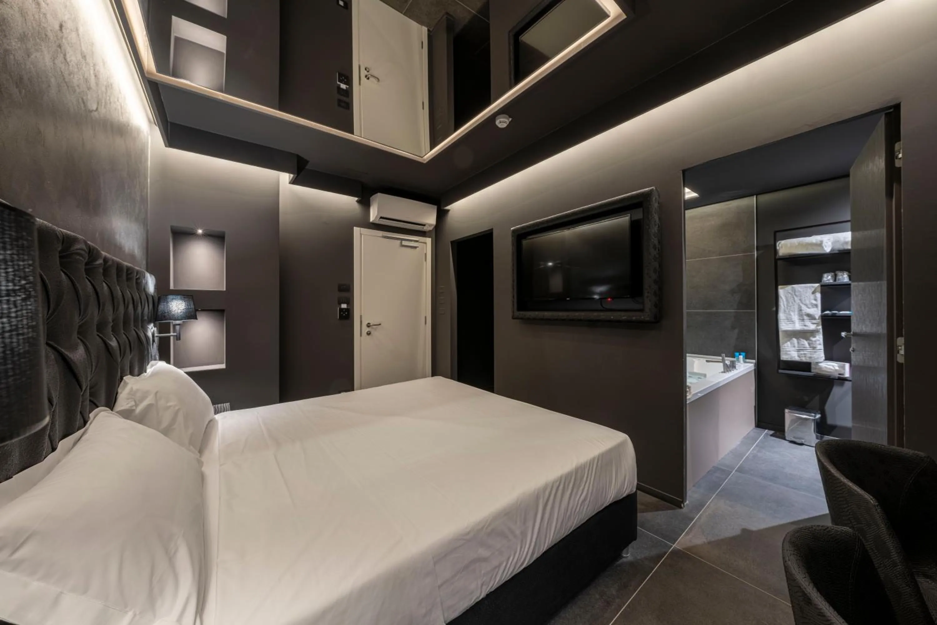 Bed in Motel Hotel Charlie