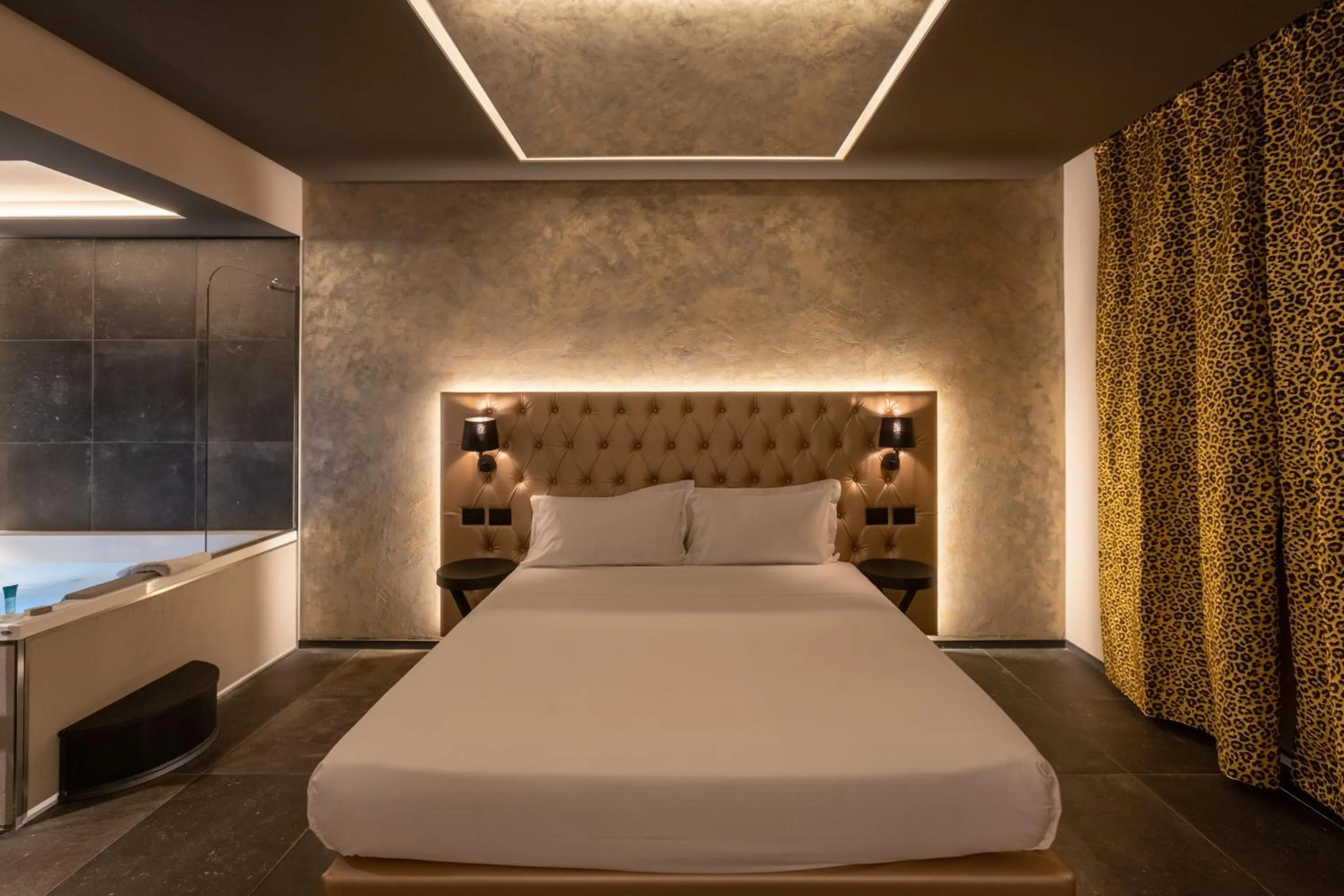 Bed in Motel Hotel Charlie