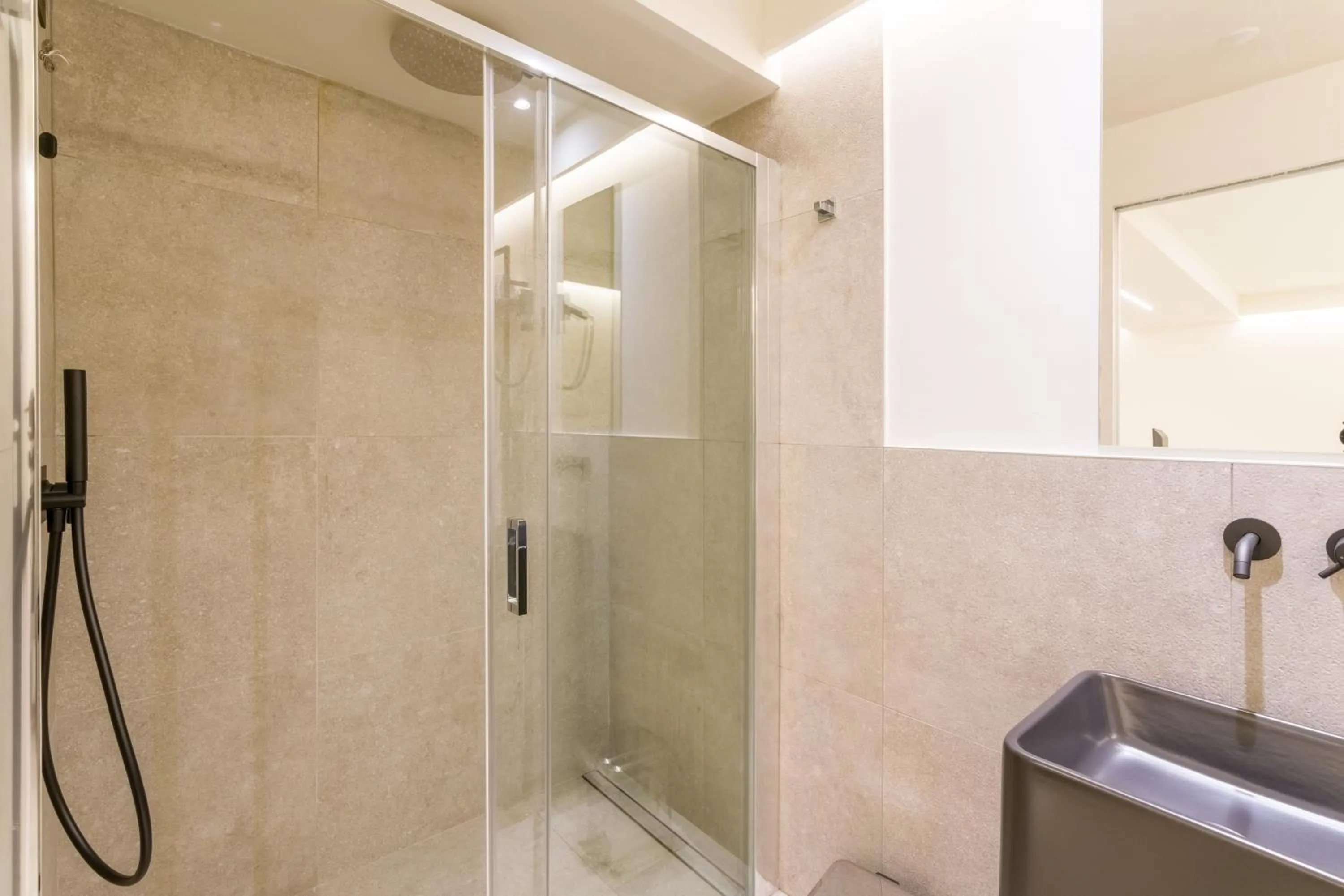 Shower in Motel Hotel Charlie