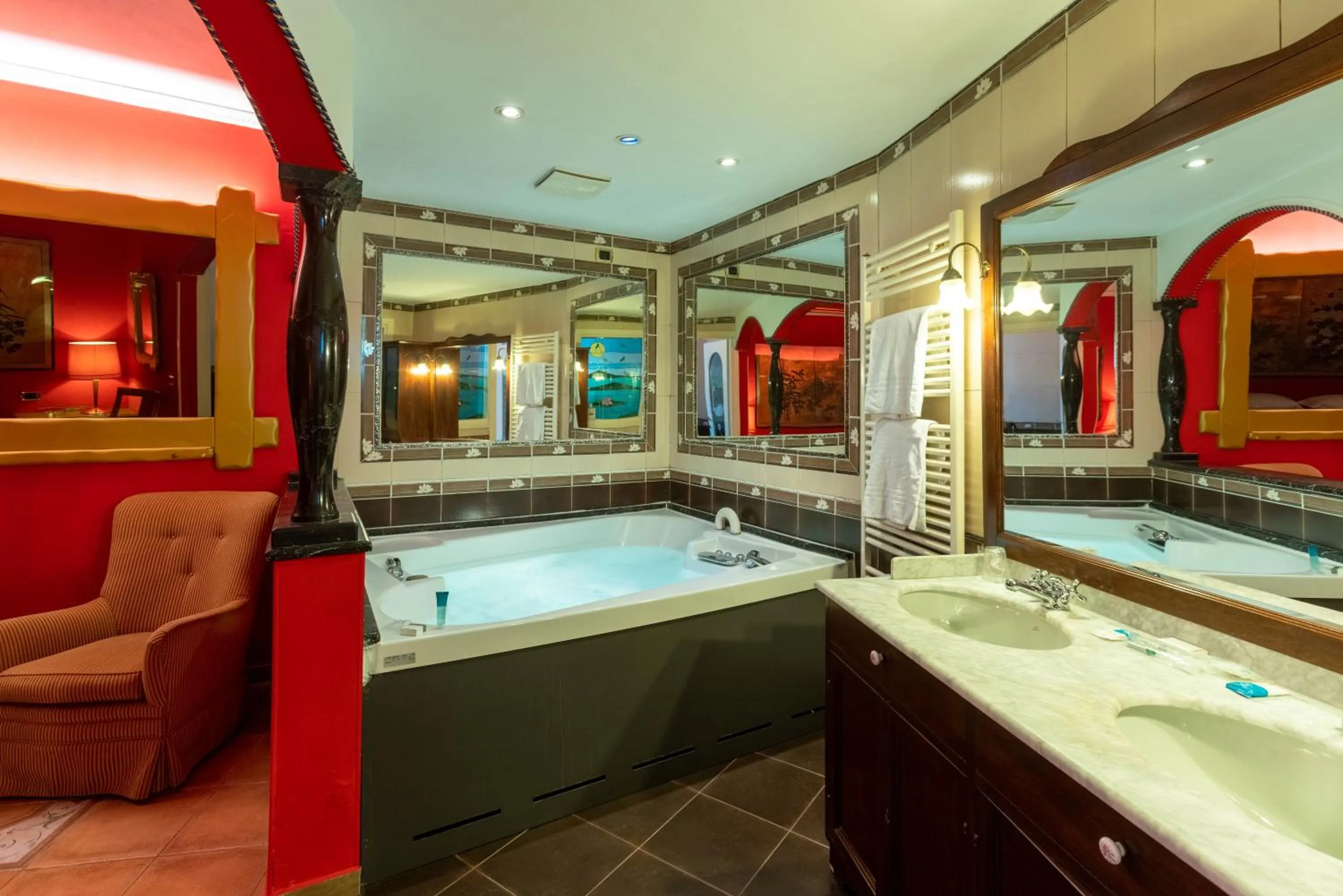 Hot Tub in Motel Hotel Charlie