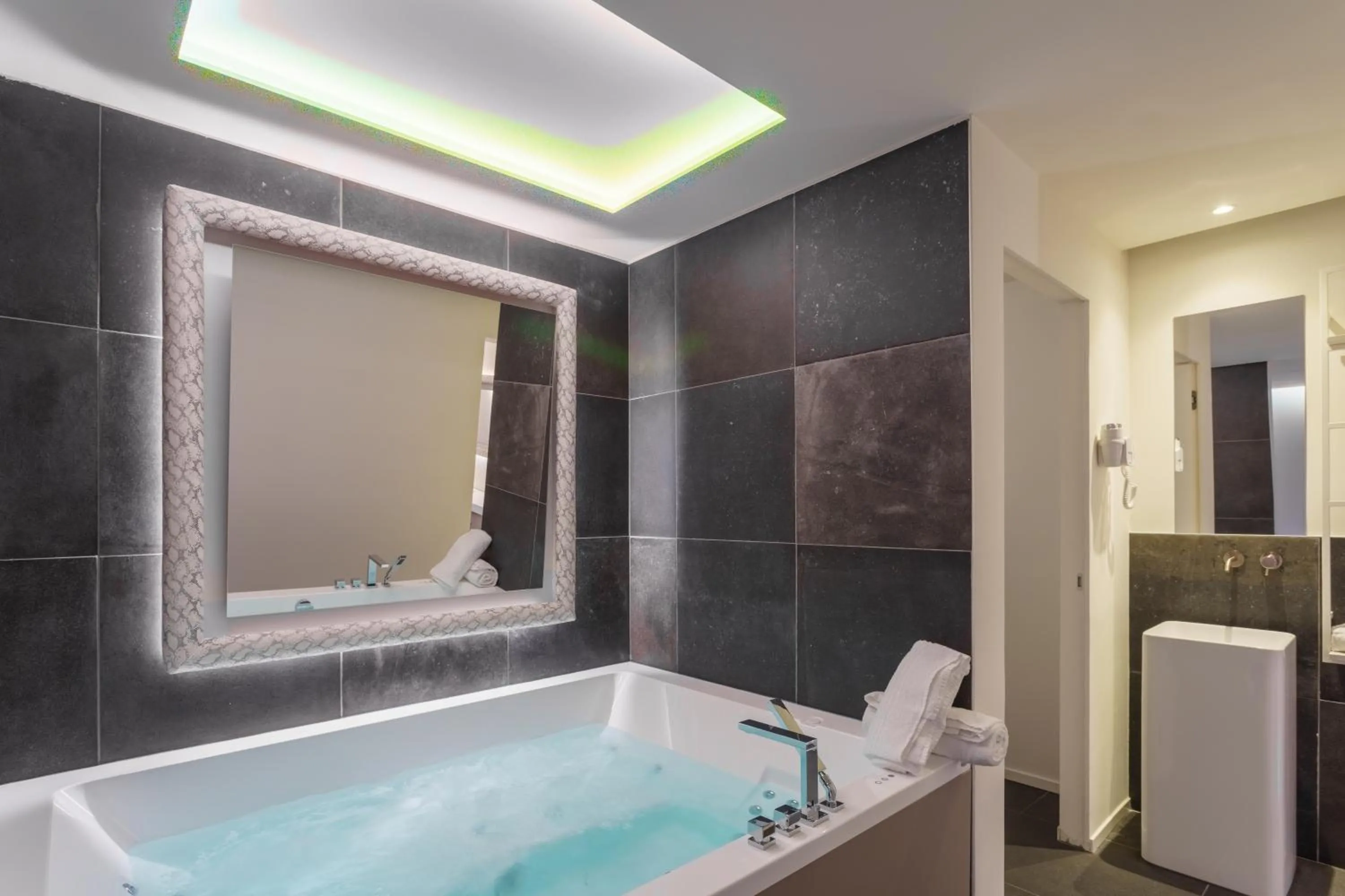 Hot Tub in Motel Hotel Charlie