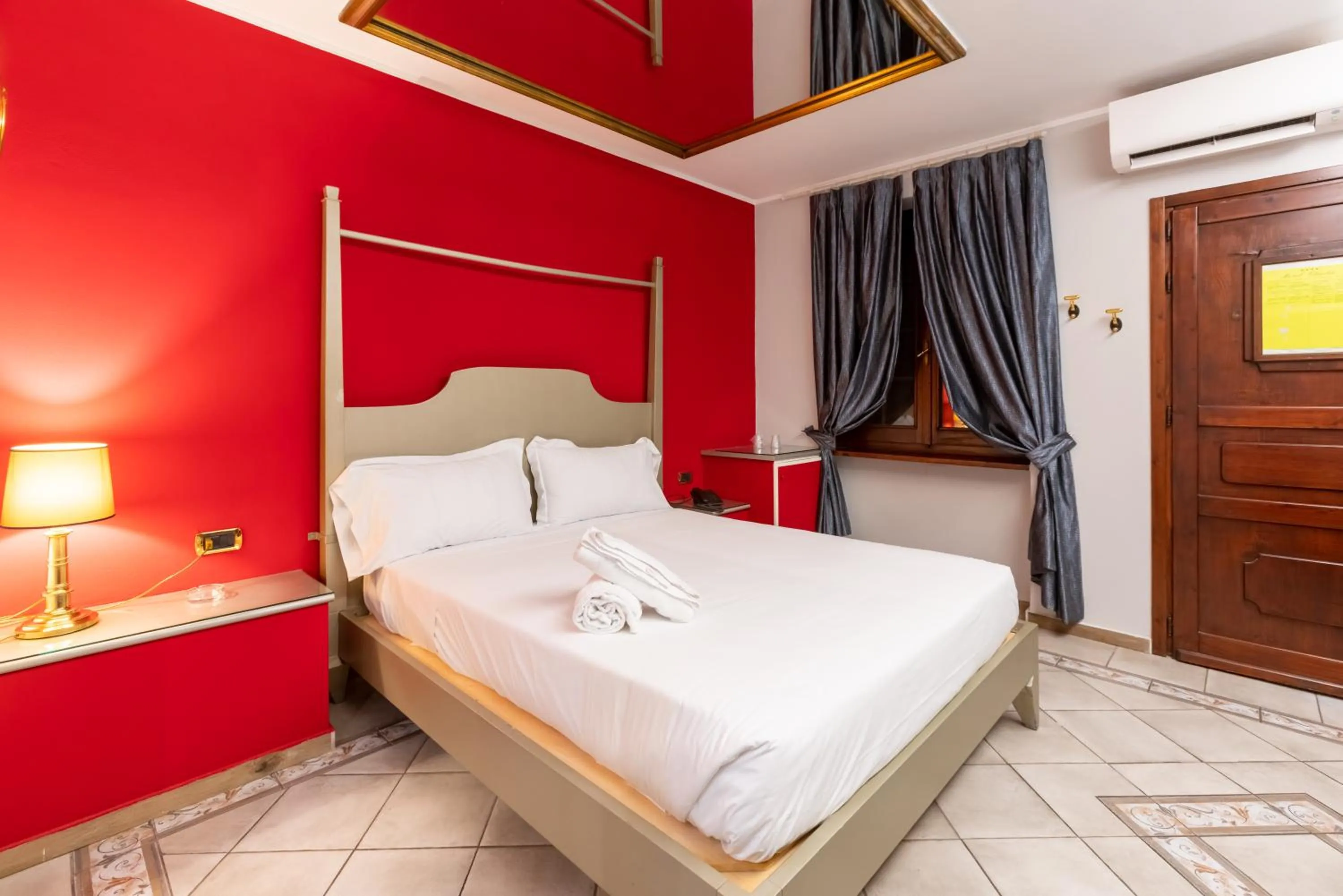 Bed in Motel Hotel Charlie