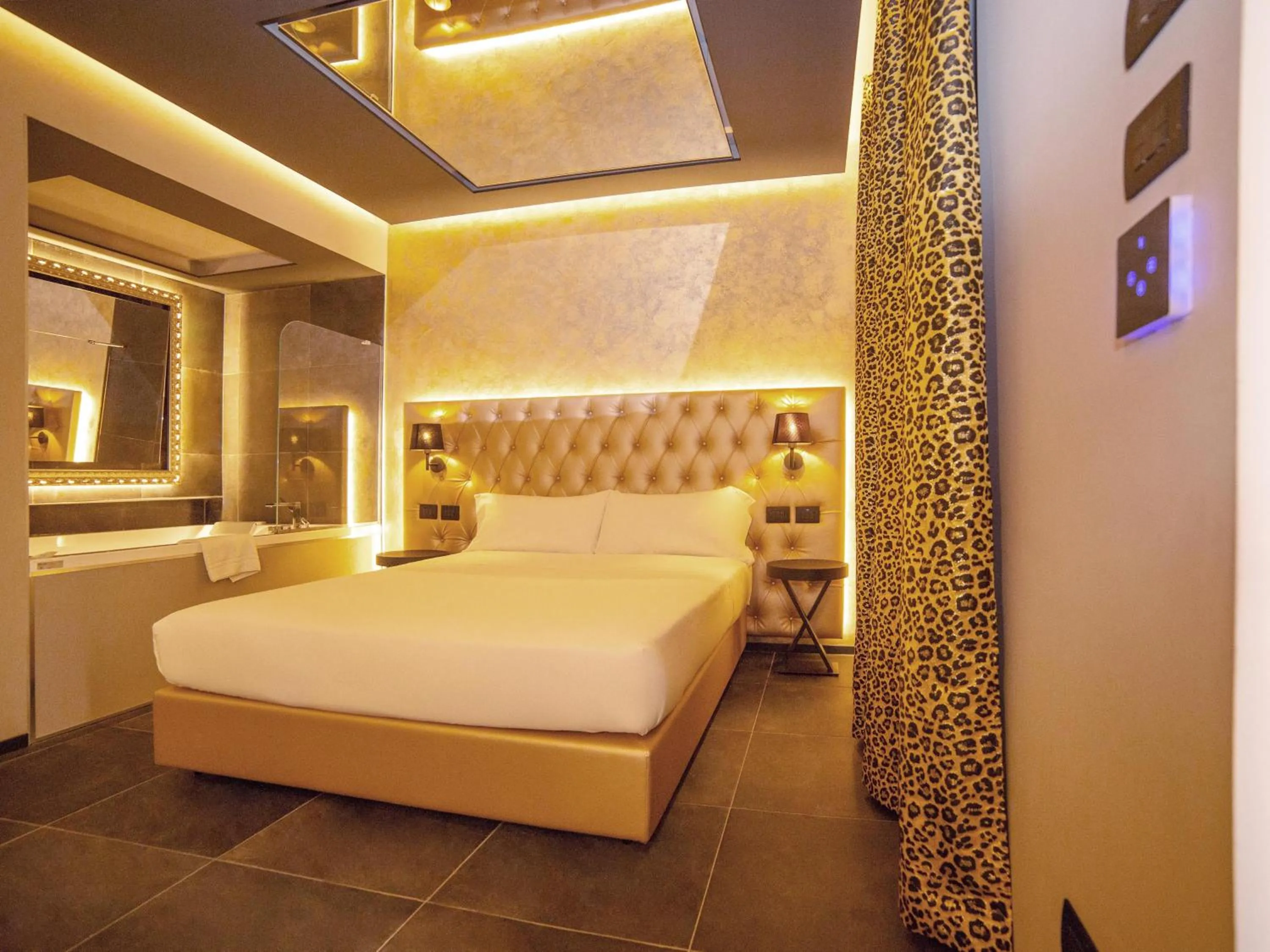 Bed in Motel Hotel Charlie