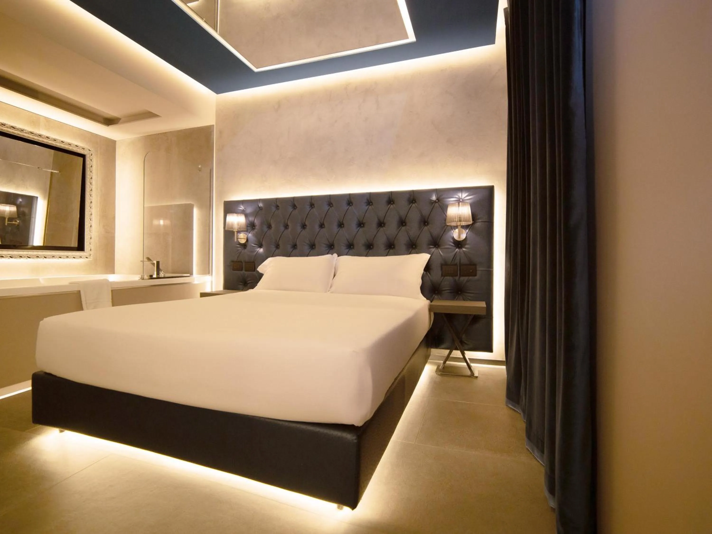 Bed in Motel Hotel Charlie