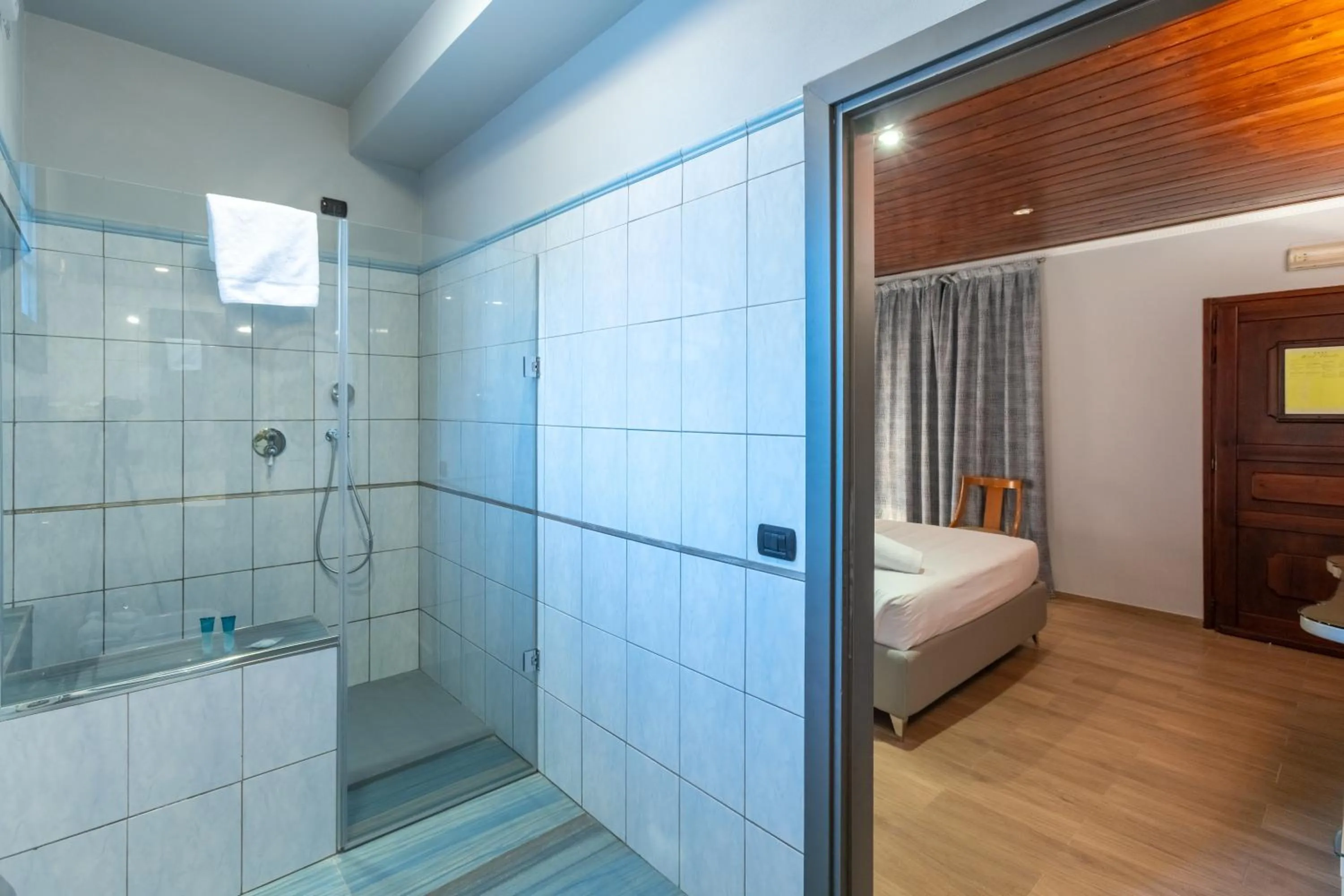 Shower in Motel Hotel Charlie