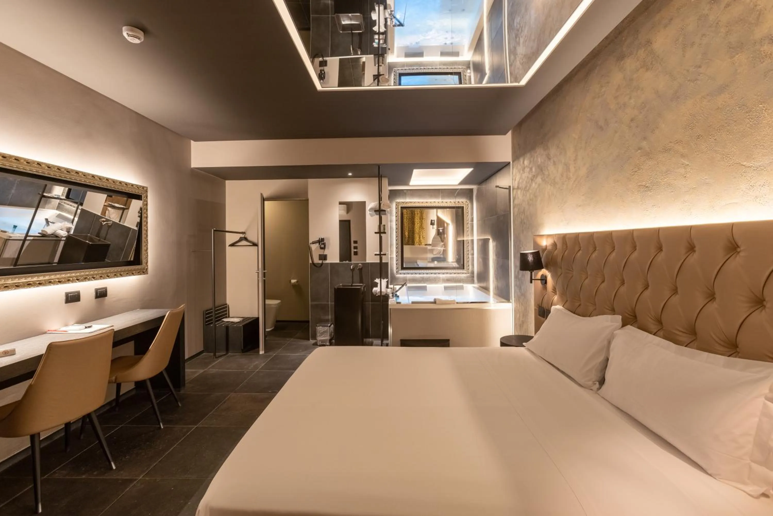 Bed in Motel Hotel Charlie